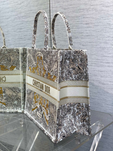 Christian Dior Around the world Size：42*18*35cm