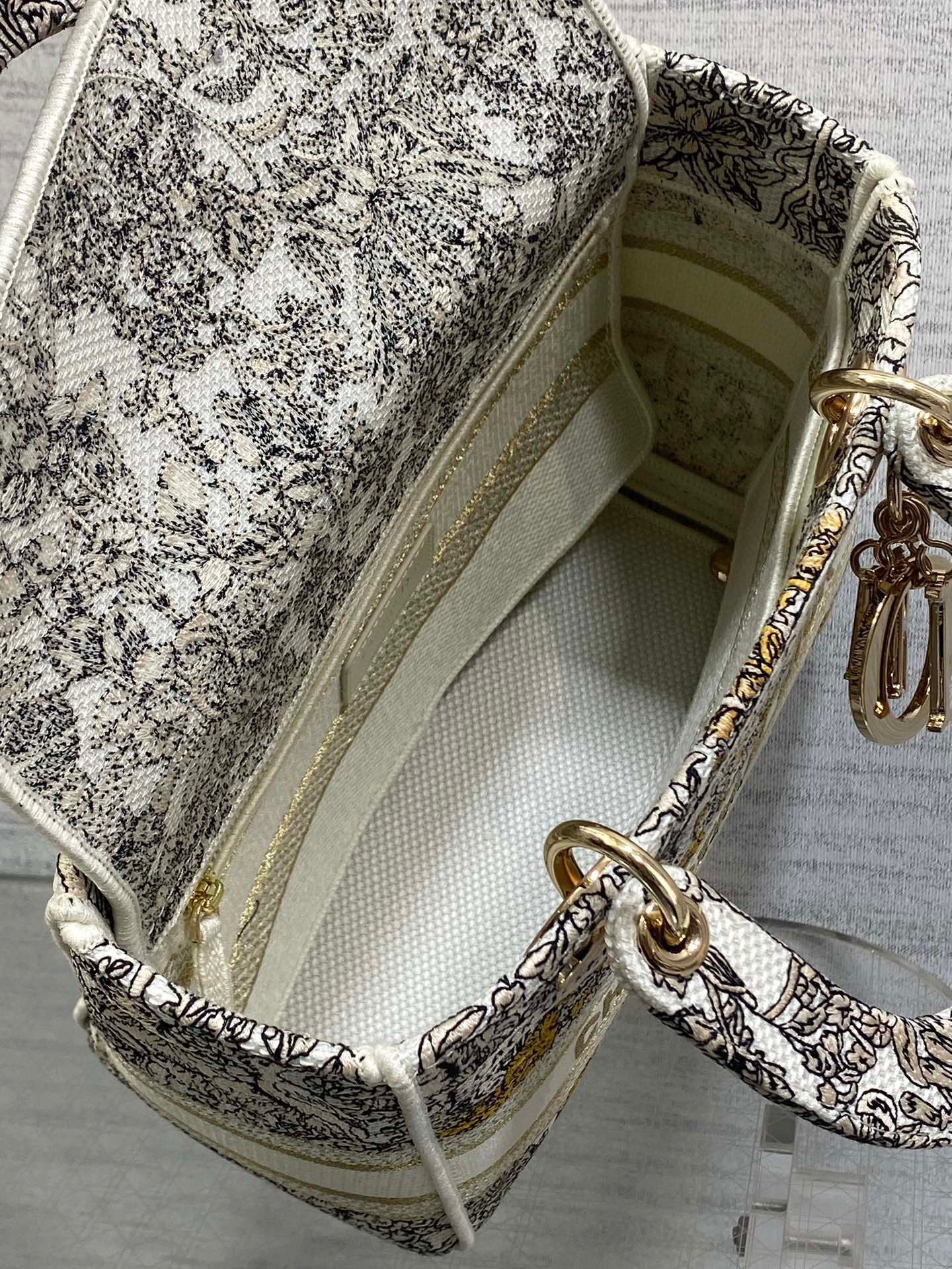 Christian Dior Lady Wuge Saiz：24*11*20sm