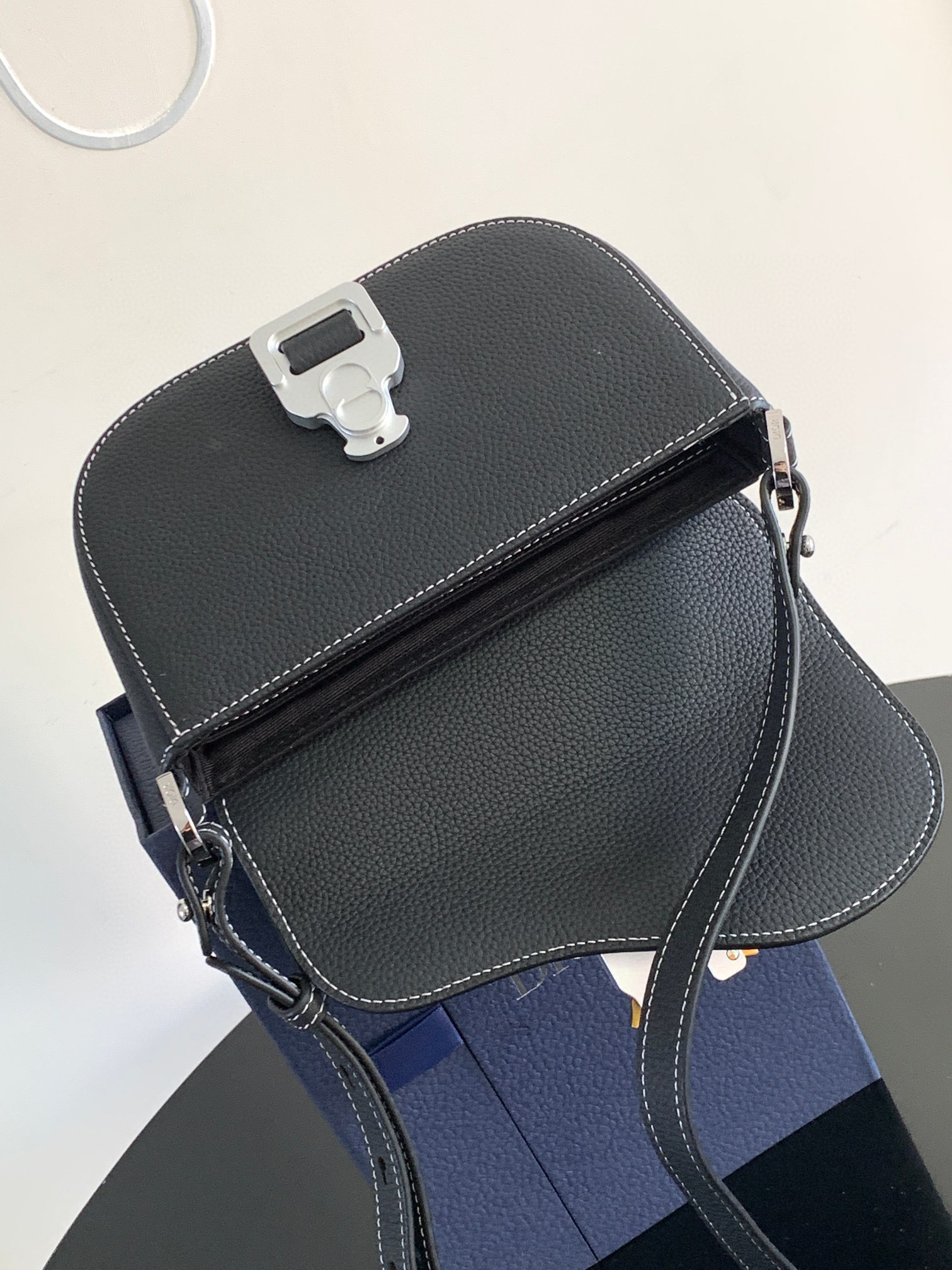 Christian Dior 马鞍手拿包 尺寸：19.5*13*4.3cm