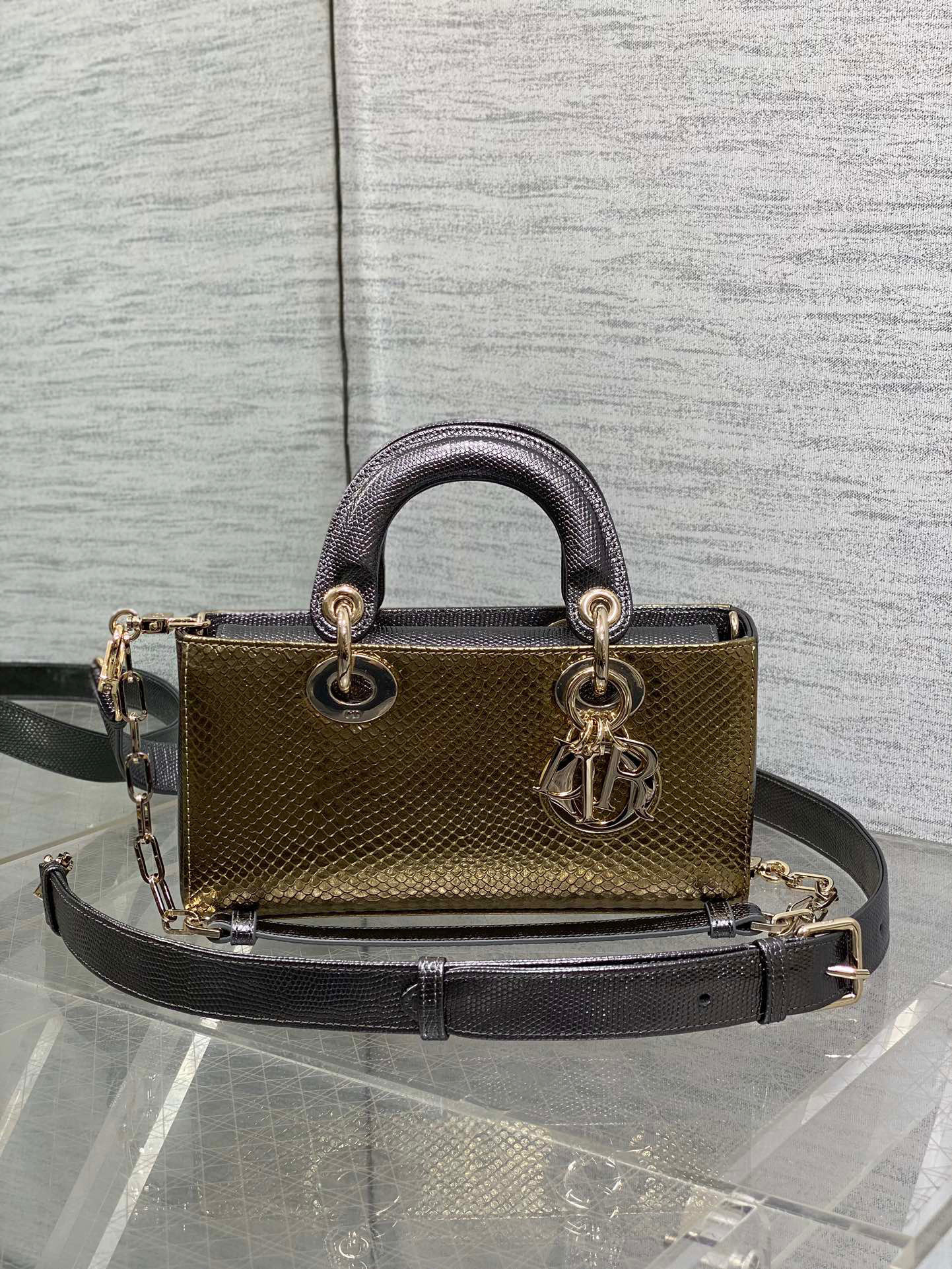 Christian Dior lady limited edition Size：22*11*6cm