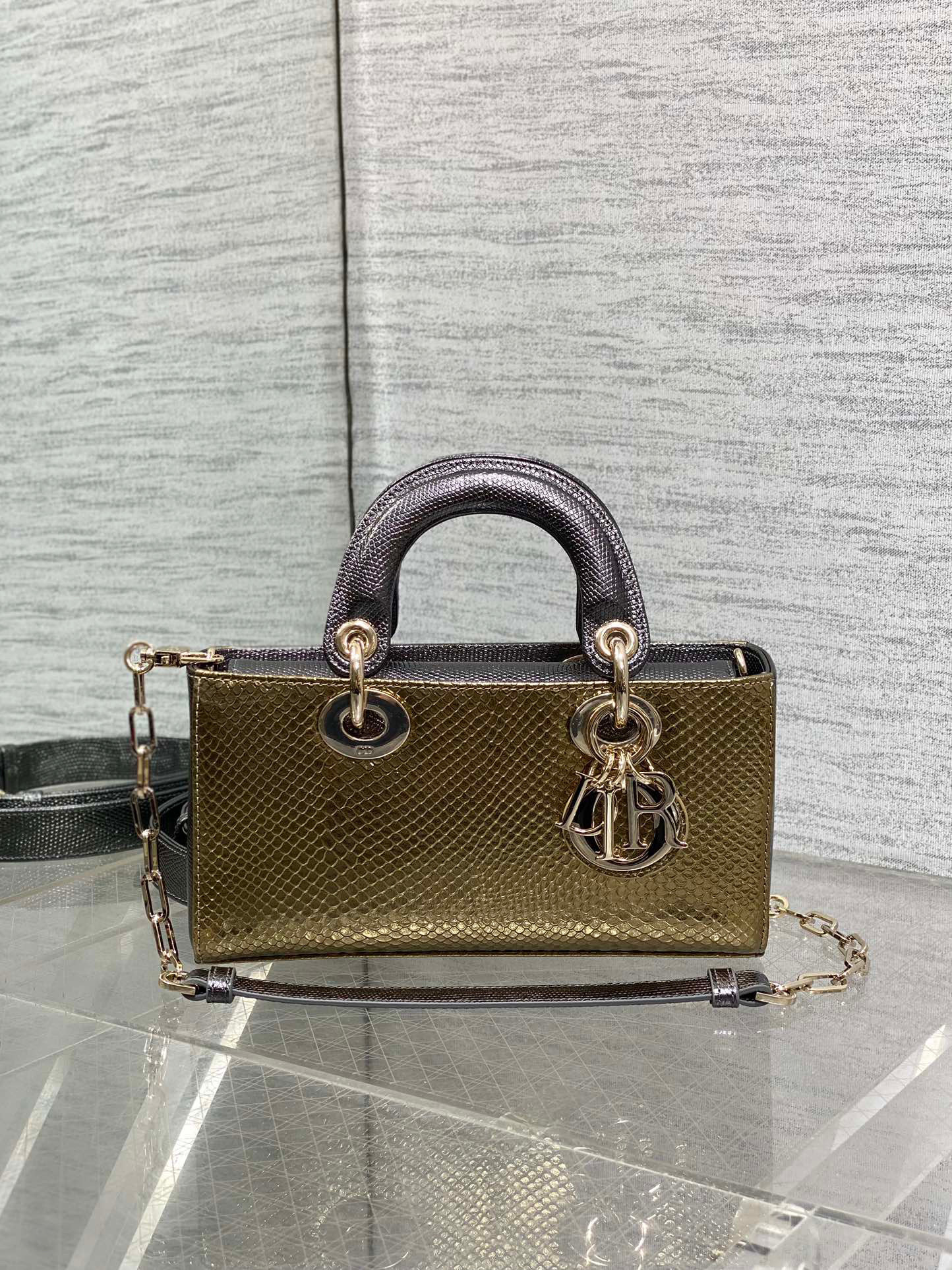 Christian Dior lady limited edition Size：22*11*6cm