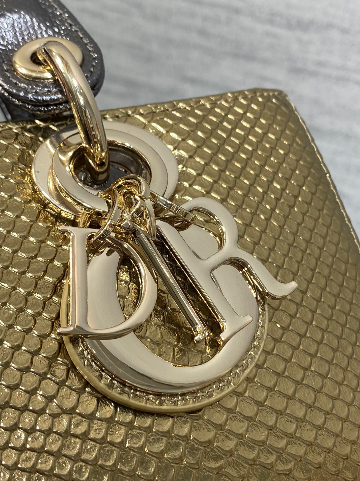 Christian Dior lady limited edition Size：22*11*6cm