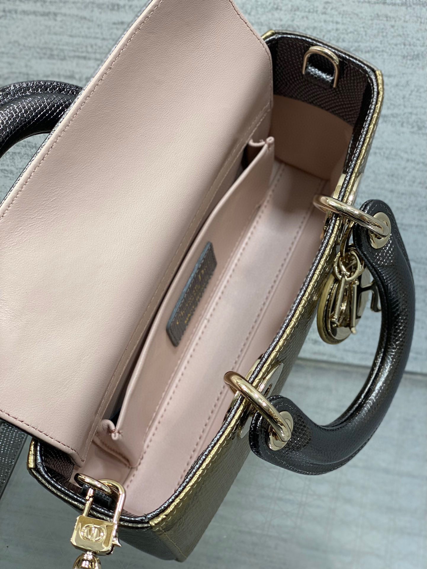 Christian Dior lady limited edition Size：22*11*6cm