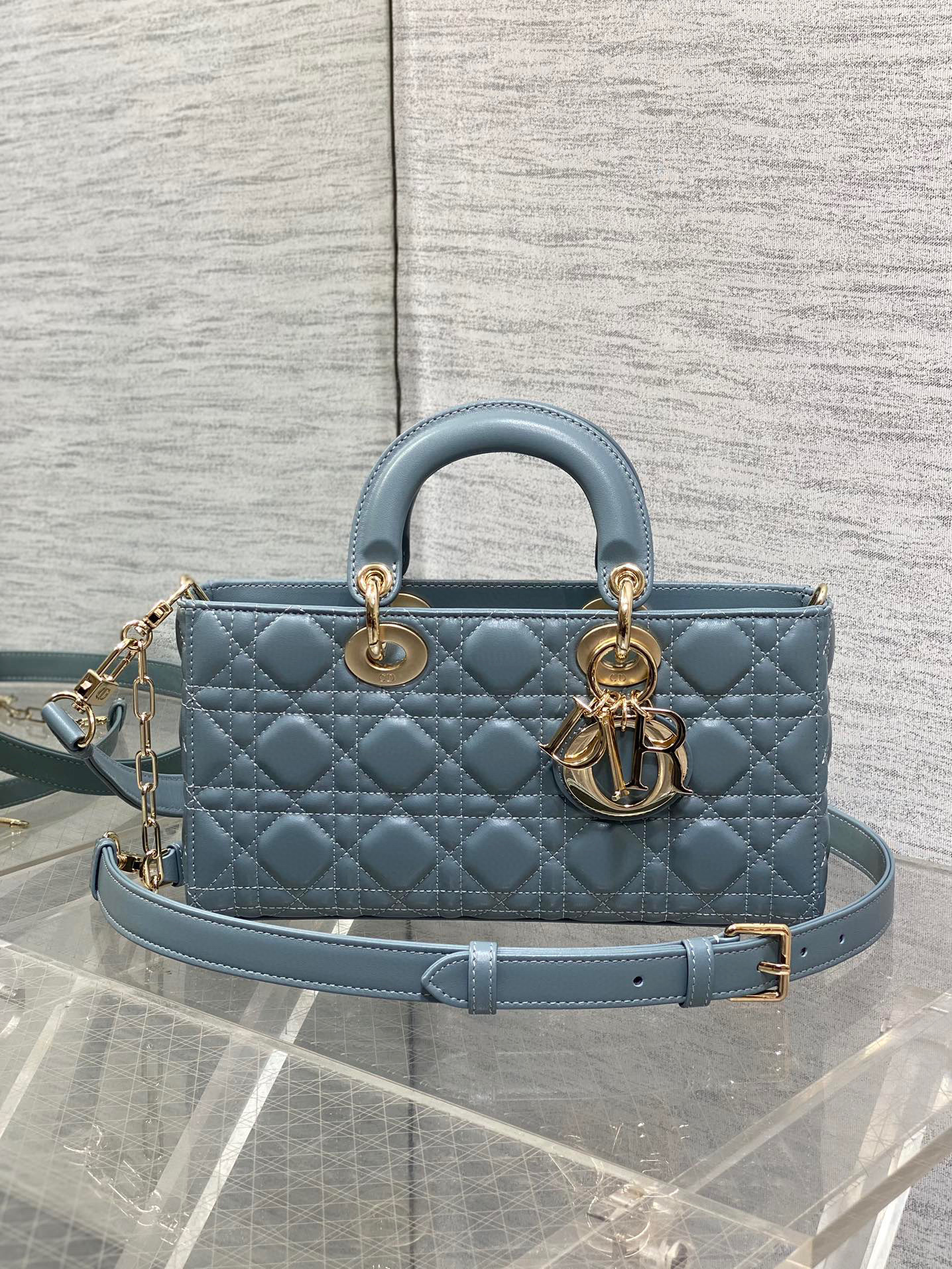 Christian Dior Clutch mit Perlenkette, Größe: 26 x 6 x 14 cm