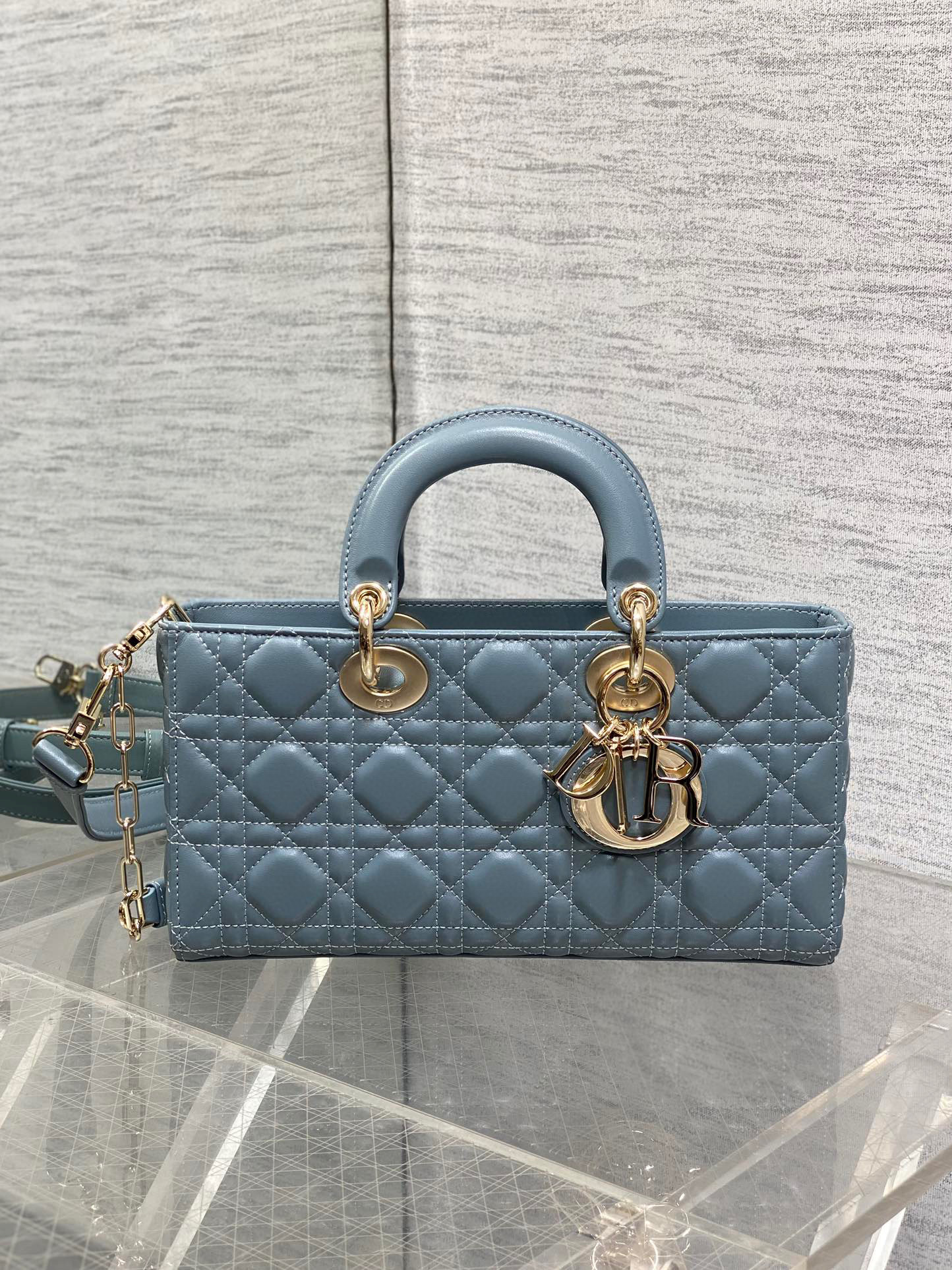 Christian Dior Clutch mit Perlenkette, Größe: 26 x 6 x 14 cm