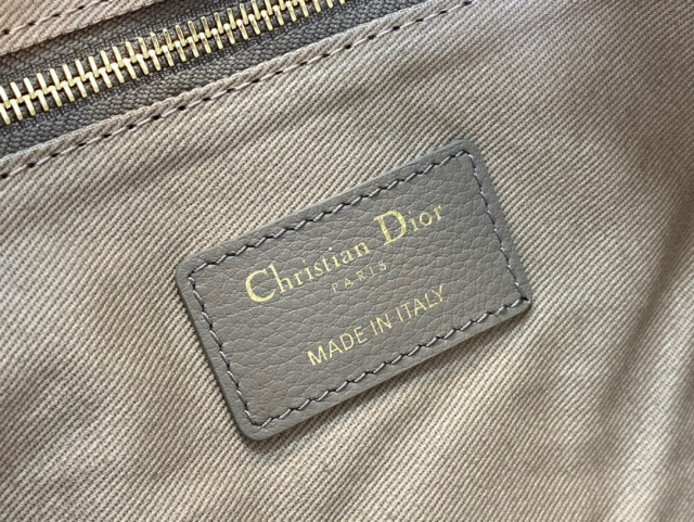 Saiz beg harian Christian Dior Caro：30*24*3cm