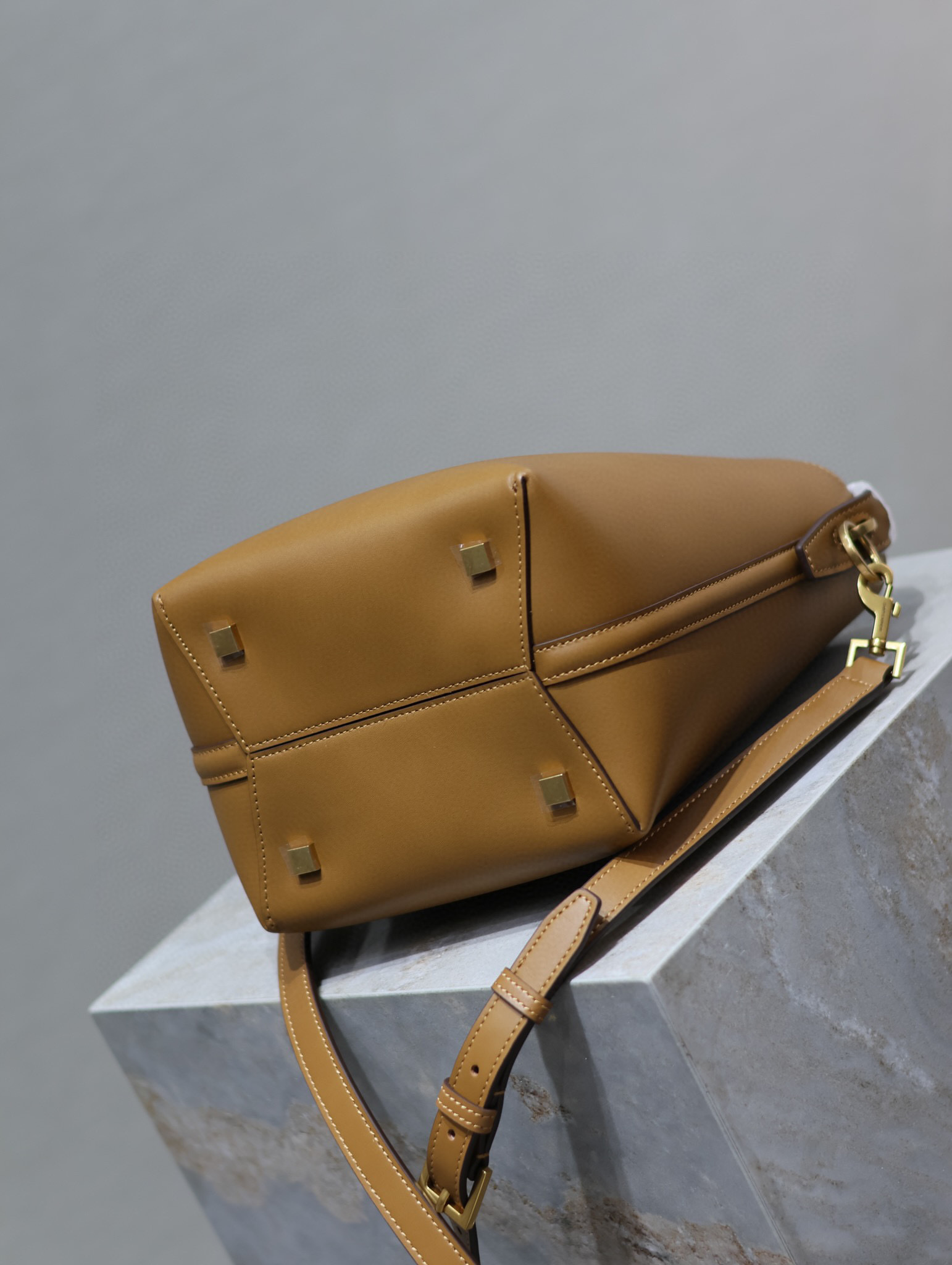 Borsa a secchiello Yves Saint Laurent Dimensioni: 20*17*13cm