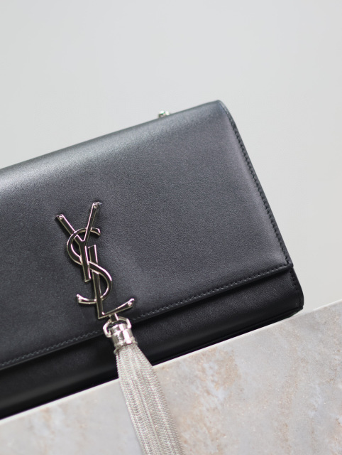 Borsa con frange Yves Saint Laurent Dimensioni: 24*14,5*5 cm