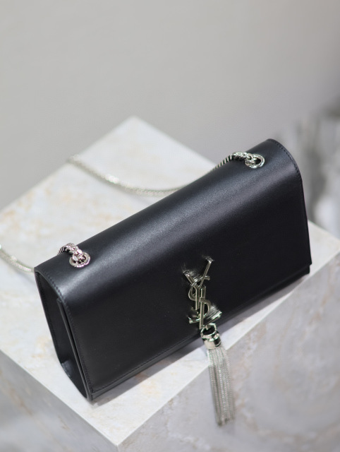 Borsa con frange Yves Saint Laurent Dimensioni: 24*14,5*5 cm