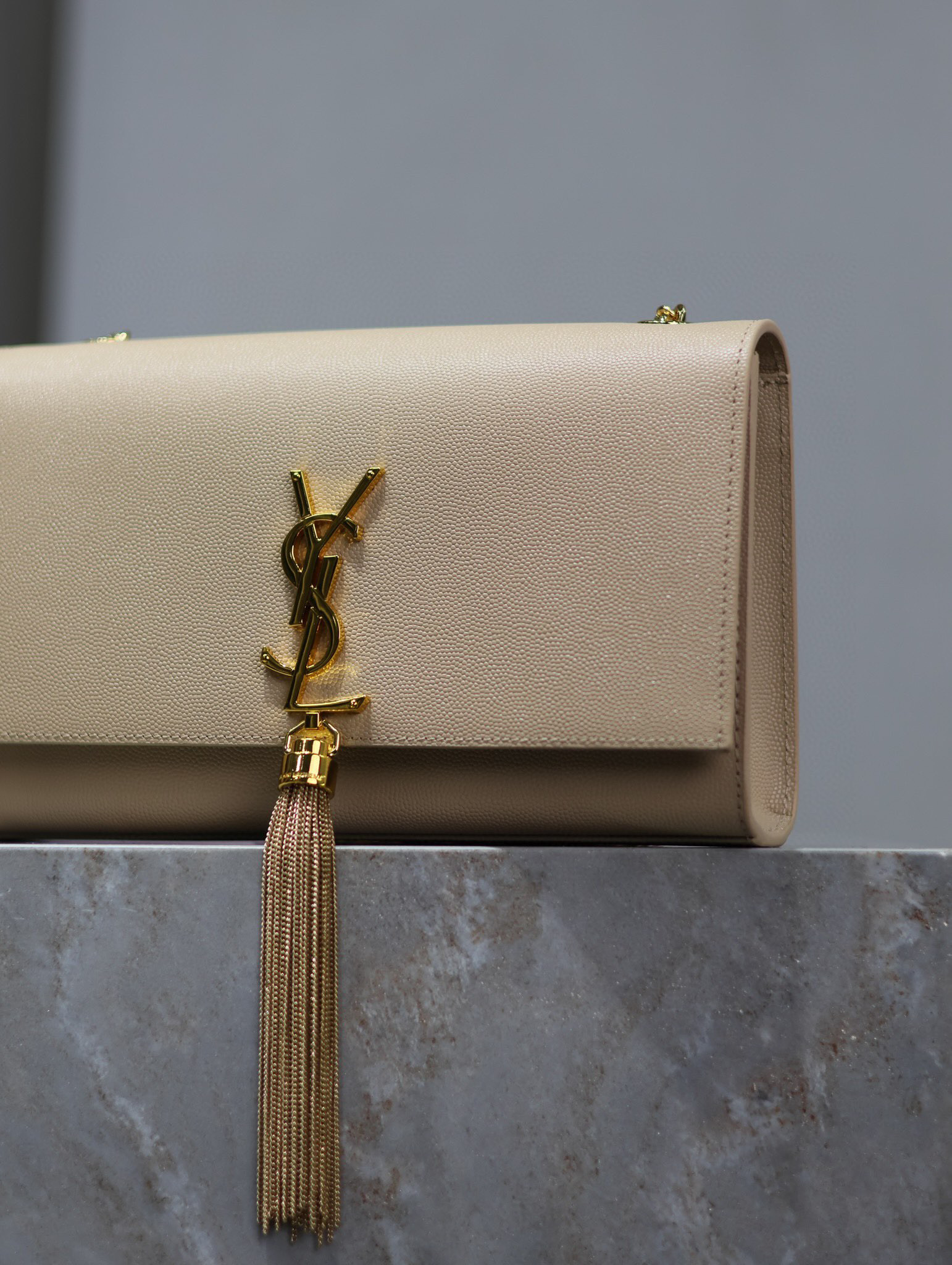 Borsa con frange Yves Saint Laurent Dimensioni: 24*14,5*5 cm