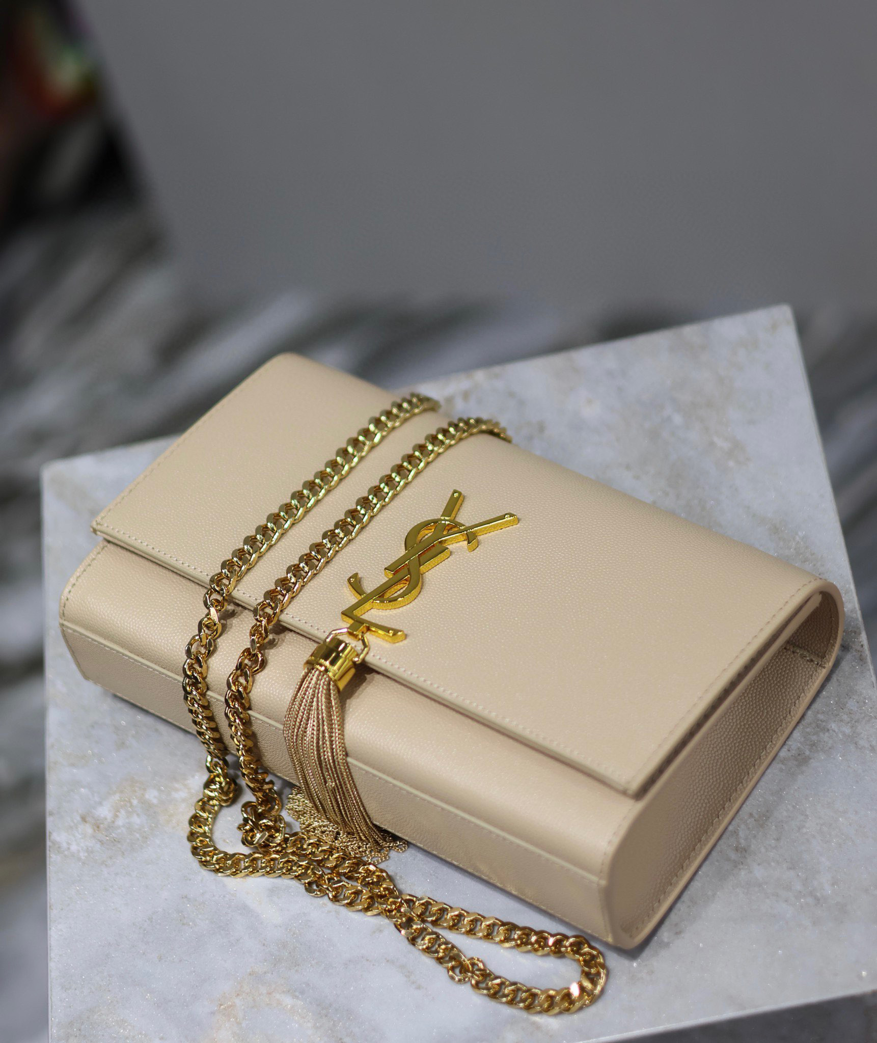 Borsa con frange Yves Saint Laurent Dimensioni: 24*14,5*5 cm