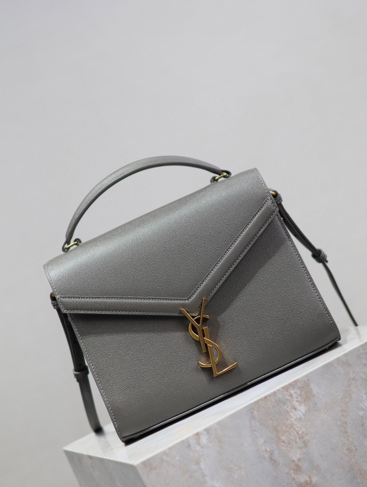 Borsa Cassndra Yves Saint Laurent Dimensioni: 24,5*20*11,5 cm