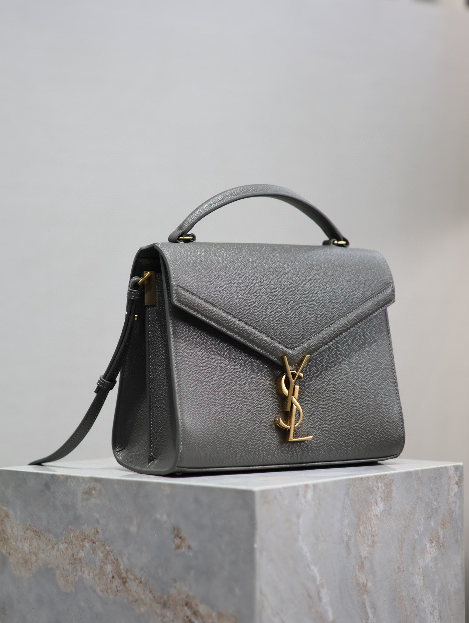 Borsa Cassndra Yves Saint Laurent Dimensioni: 24,5*20*11,5 cm