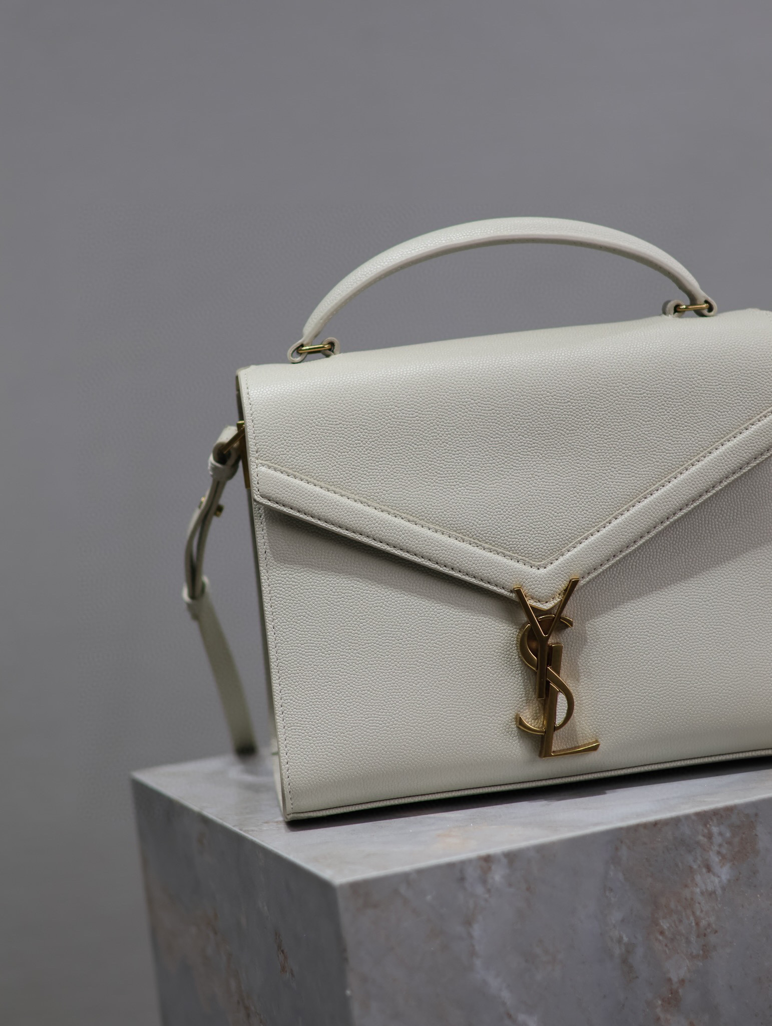 Borsa Cassndra Yves Saint Laurent Dimensioni: 24,5*20*11,5 cm