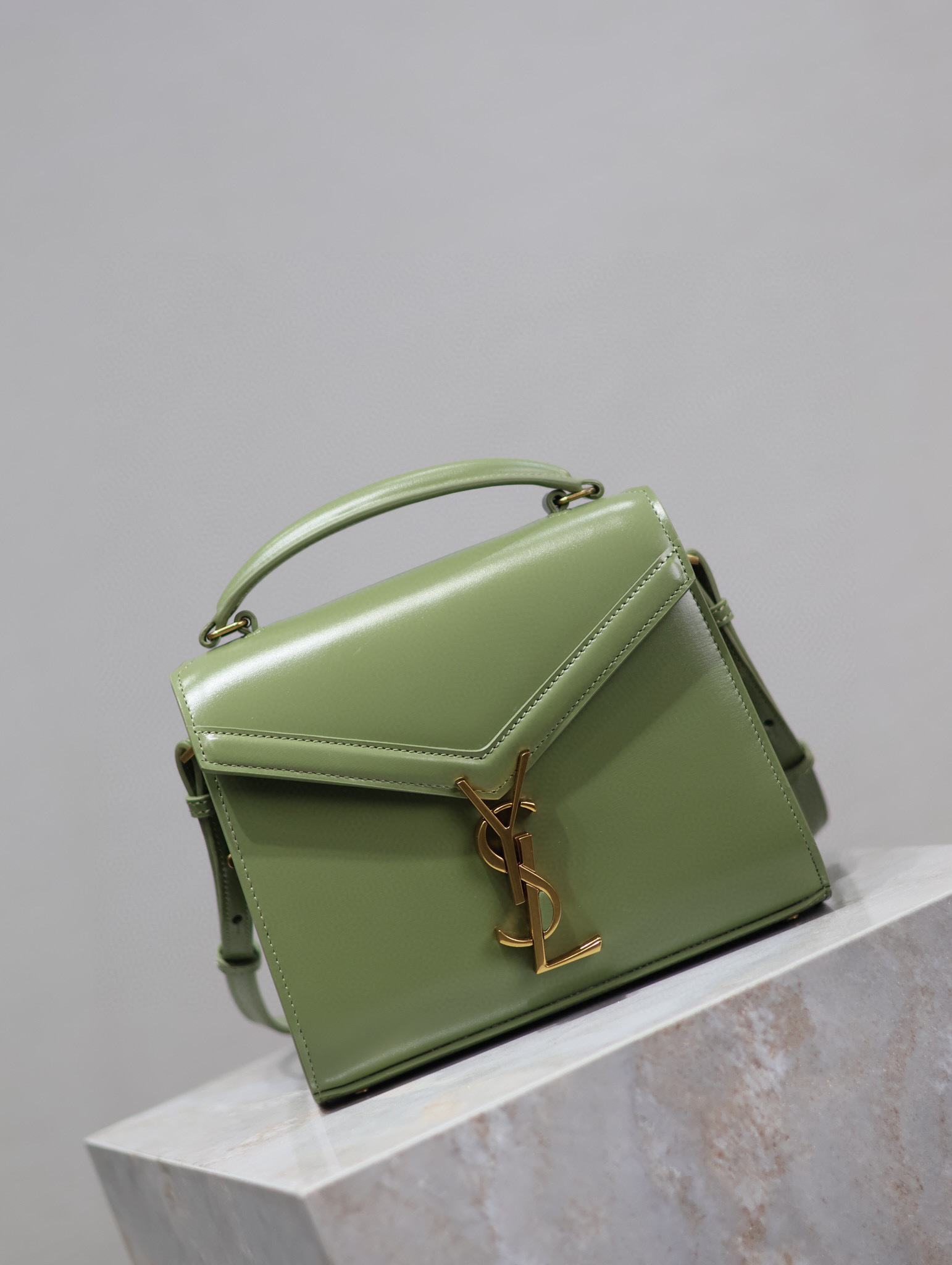 Yves Saint Laurent Cassndra Tasche Größe: 20 * 16 * 7,5 cm