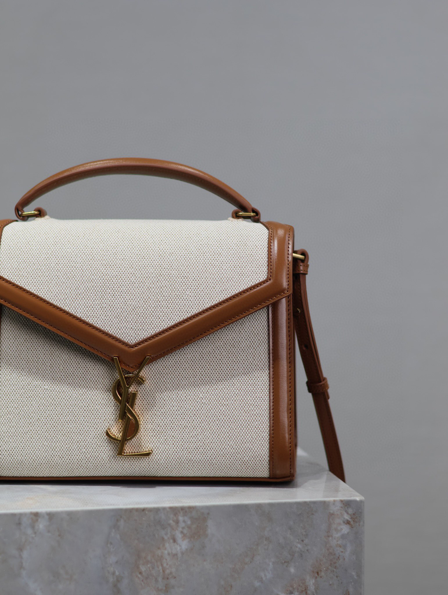 Beg Yves Saint Laurent Cassndra Saiz：20*16*7.5cm