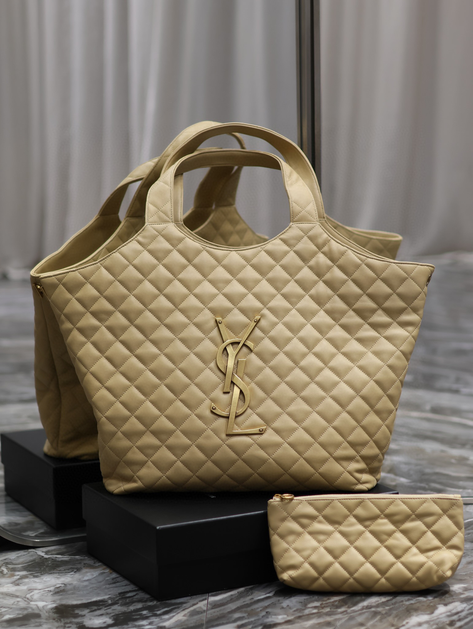 Yves Saint Laurent Einkaufstasche Größe: 47*61*8cm