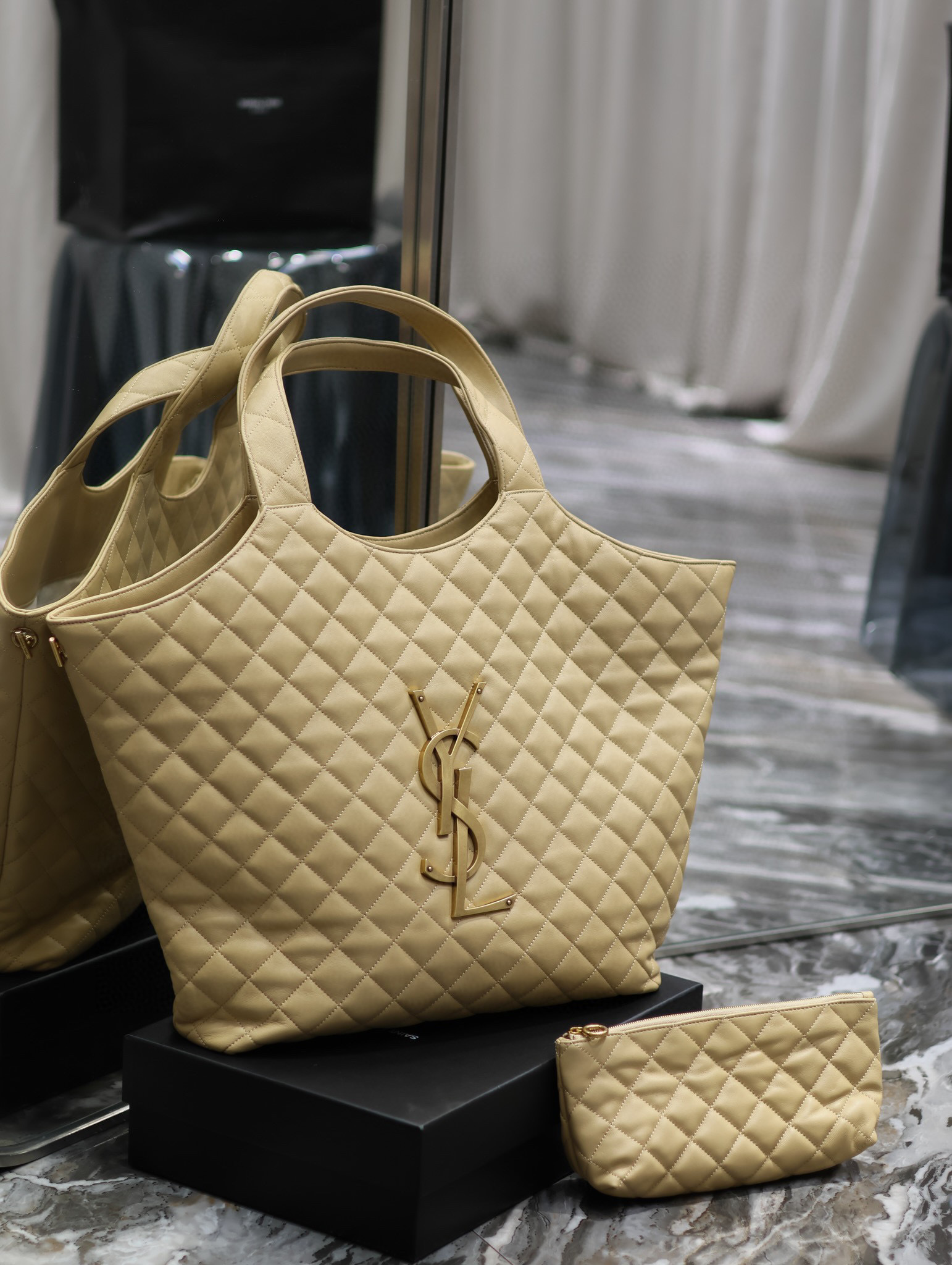 Yves Saint Laurent Einkaufstasche Größe: 47*61*8cm