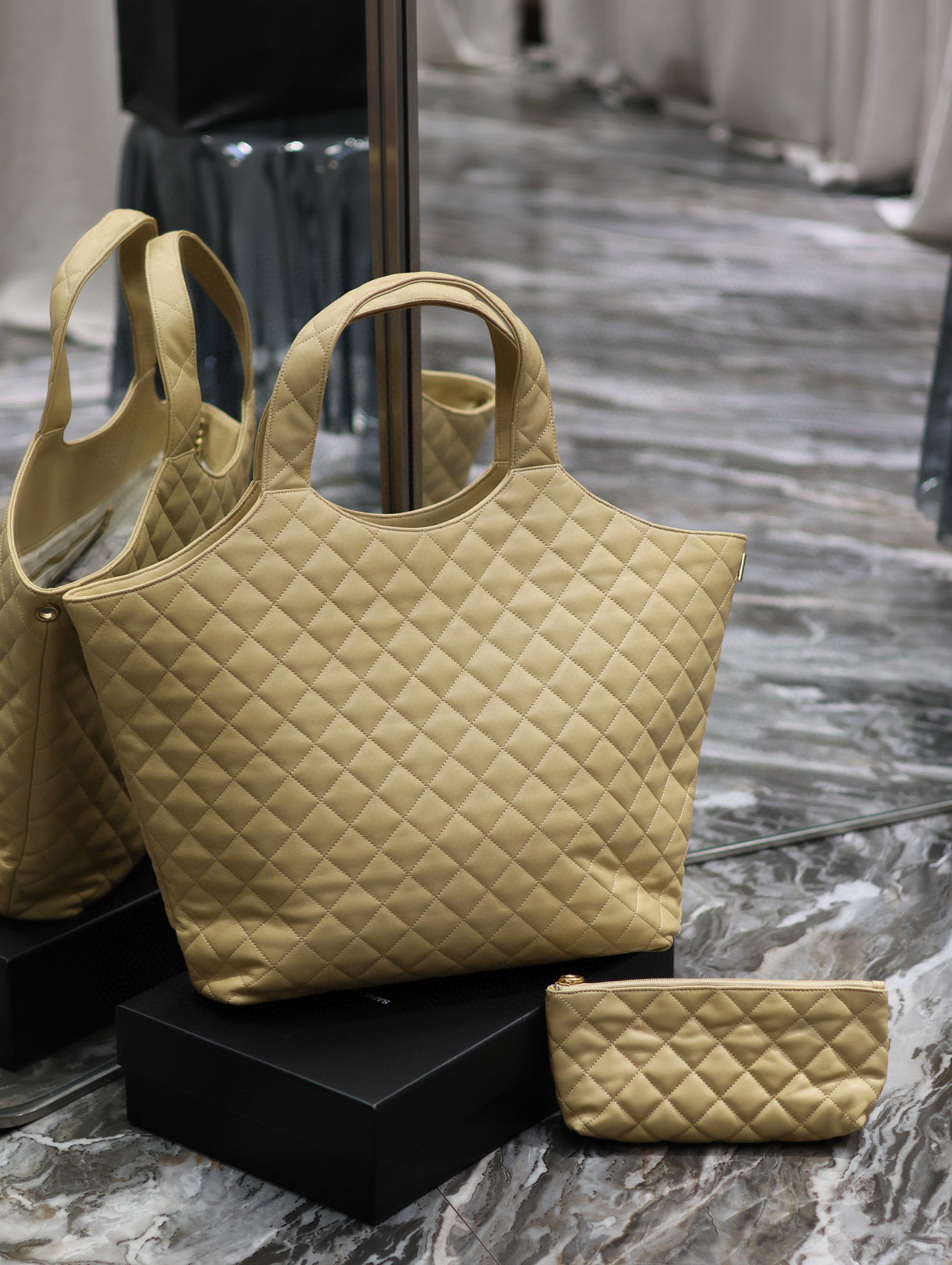 Yves Saint Laurent Einkaufstasche Größe: 47*61*8cm