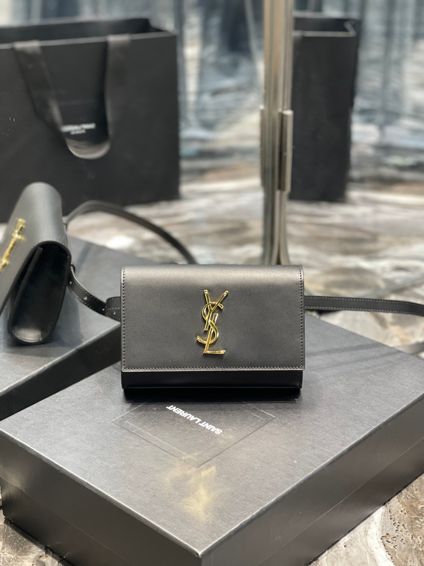 Yves Saint Laurent Borsa tascabile regolabile in vita Dimensioni: 18*12*4,5 cm