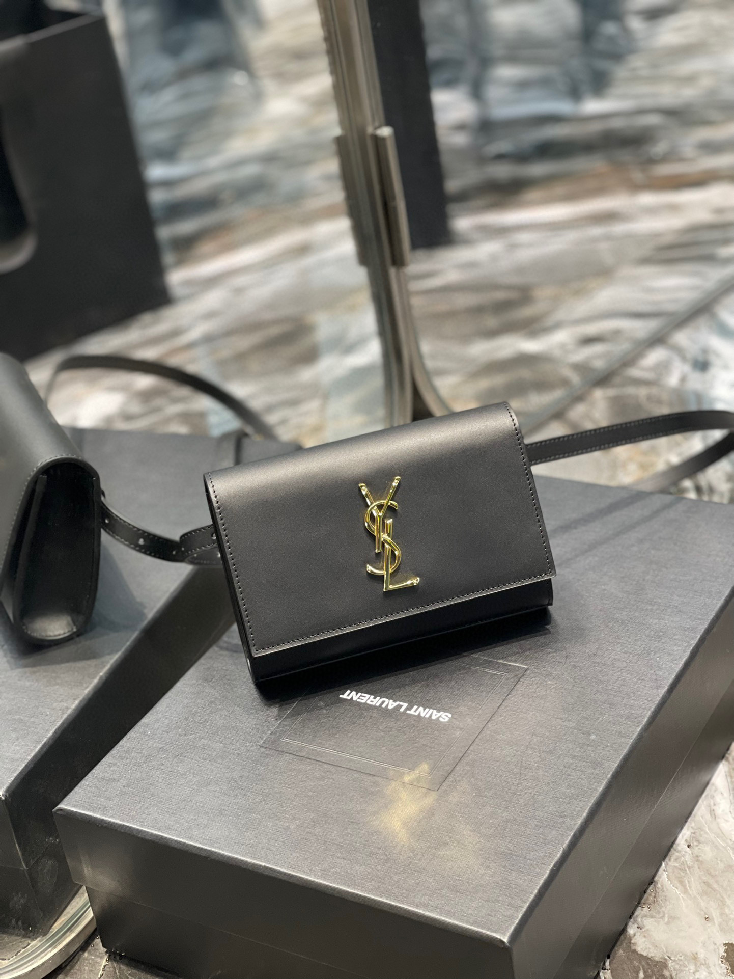 Yves Saint Laurent Borsa tascabile regolabile in vita Dimensioni: 18*12*4,5 cm