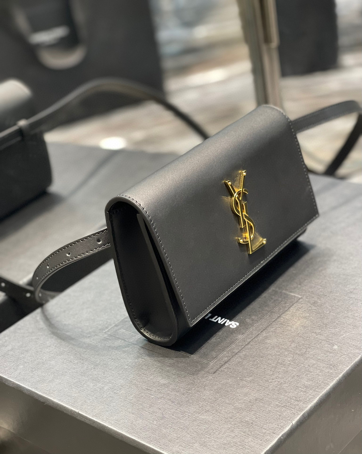 Yves Saint Laurent Borsa tascabile regolabile in vita Dimensioni: 18*12*4,5 cm