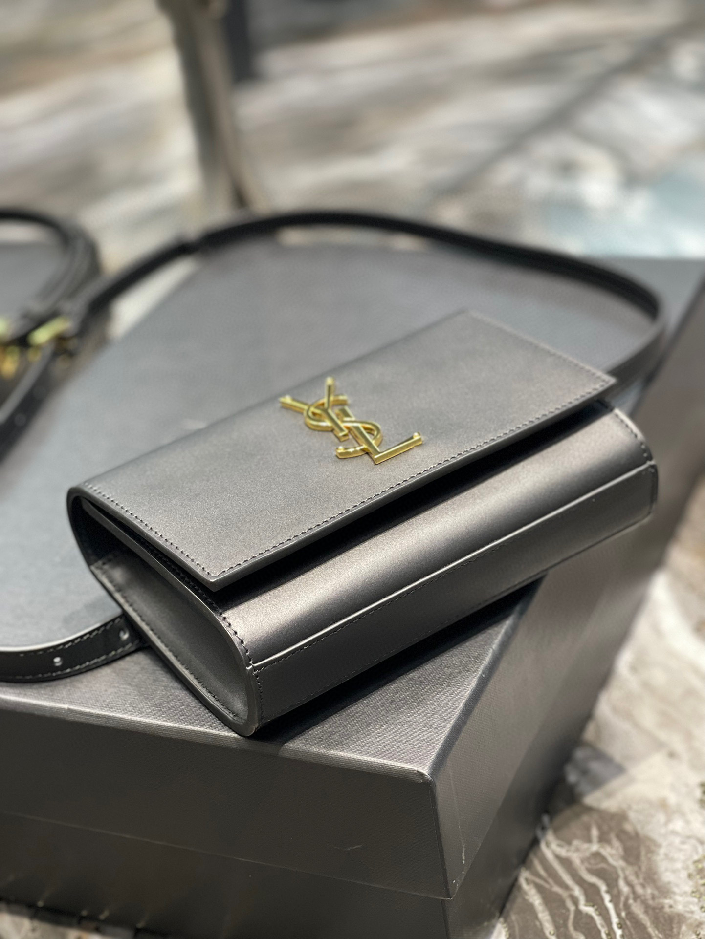 Yves Saint Laurent Borsa tascabile regolabile in vita Dimensioni: 18*12*4,5 cm