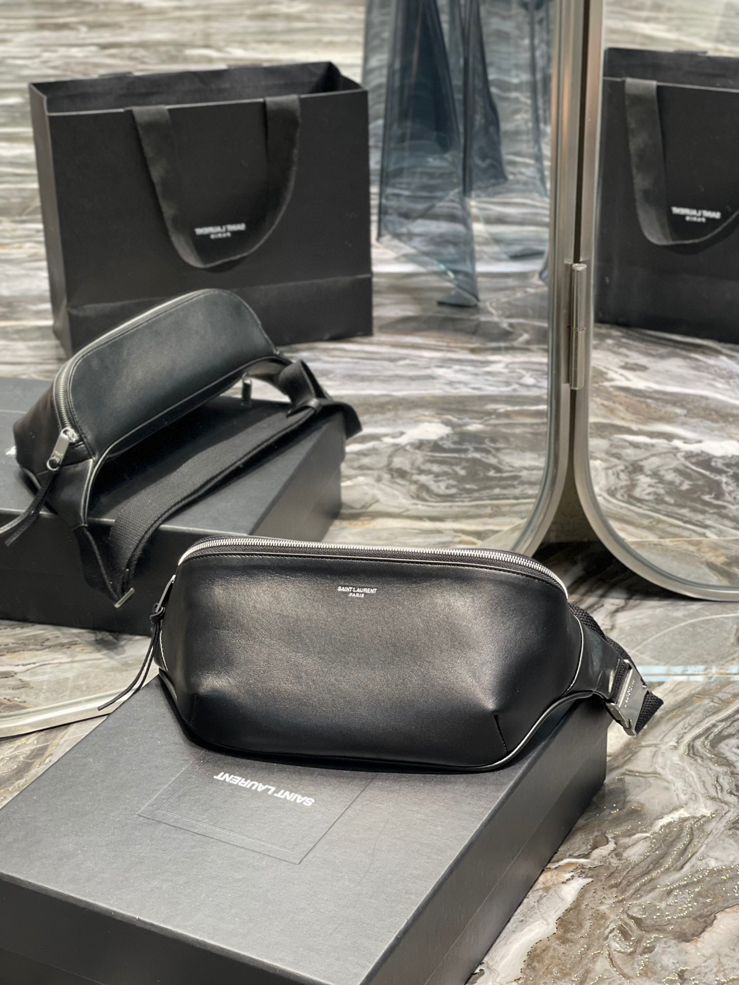 Yves Saint Laurent Brusttasche Größe: 26 * 12,5 * 7,5 cm
