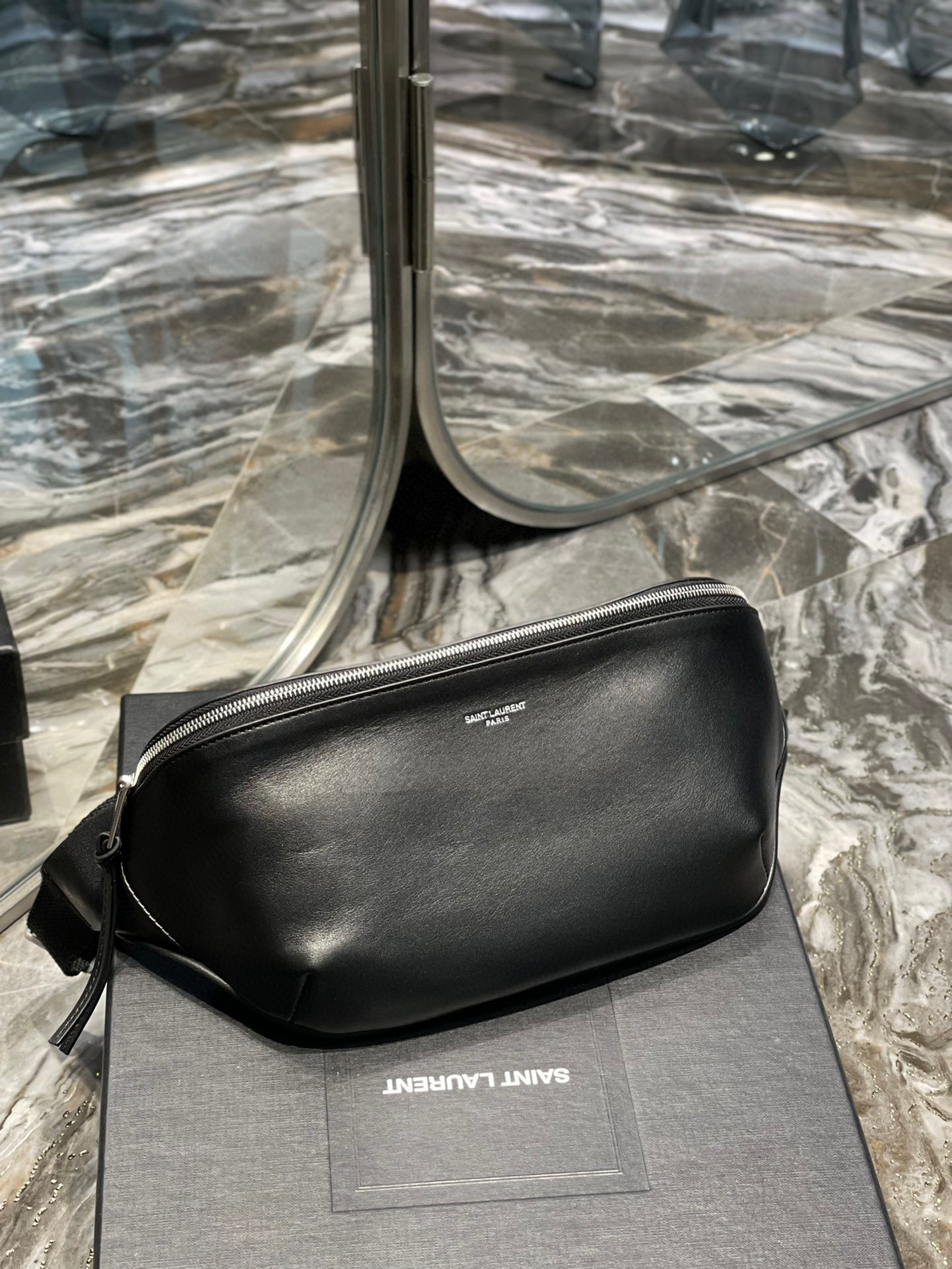 Yves Saint Laurent Brusttasche Größe: 26 * 12,5 * 7,5 cm