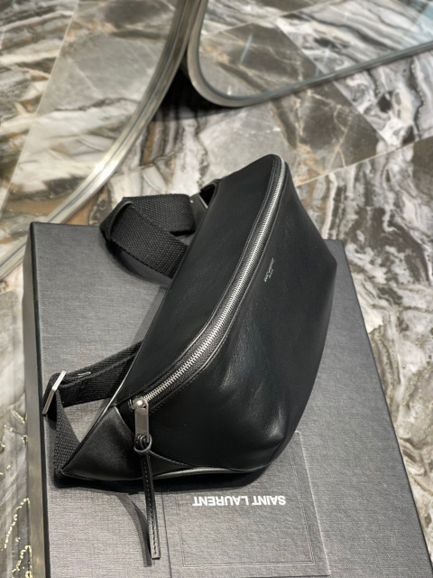 Yves Saint Laurent Brusttasche Größe: 26 * 12,5 * 7,5 cm