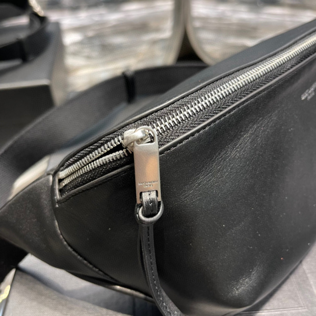 Yves Saint Laurent Brusttasche Größe: 26 * 12,5 * 7,5 cm