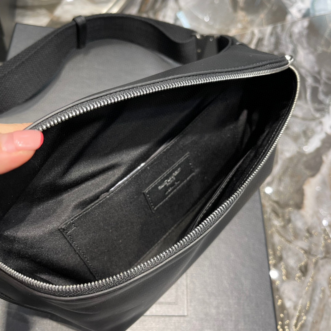 Yves Saint Laurent Brusttasche Größe: 26 * 12,5 * 7,5 cm