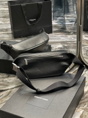 Yves Saint Laurent Brusttasche Größe: 26 * 12,5 * 7,5 cm