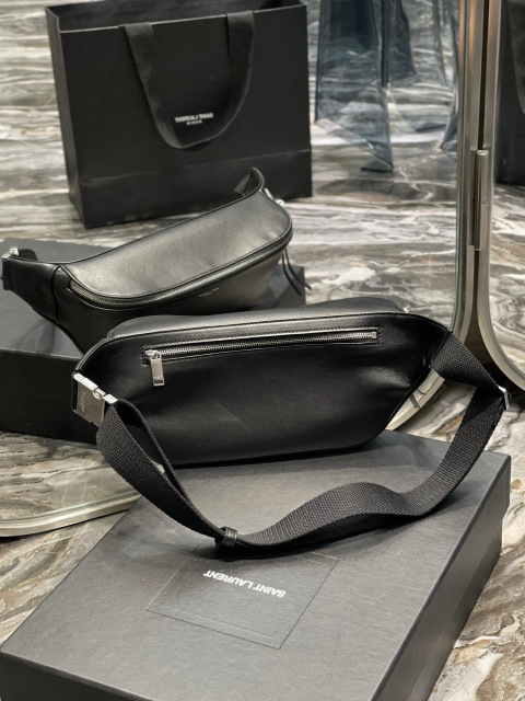 Yves Saint Laurent Brusttasche Größe: 26 * 12,5 * 7,5 cm