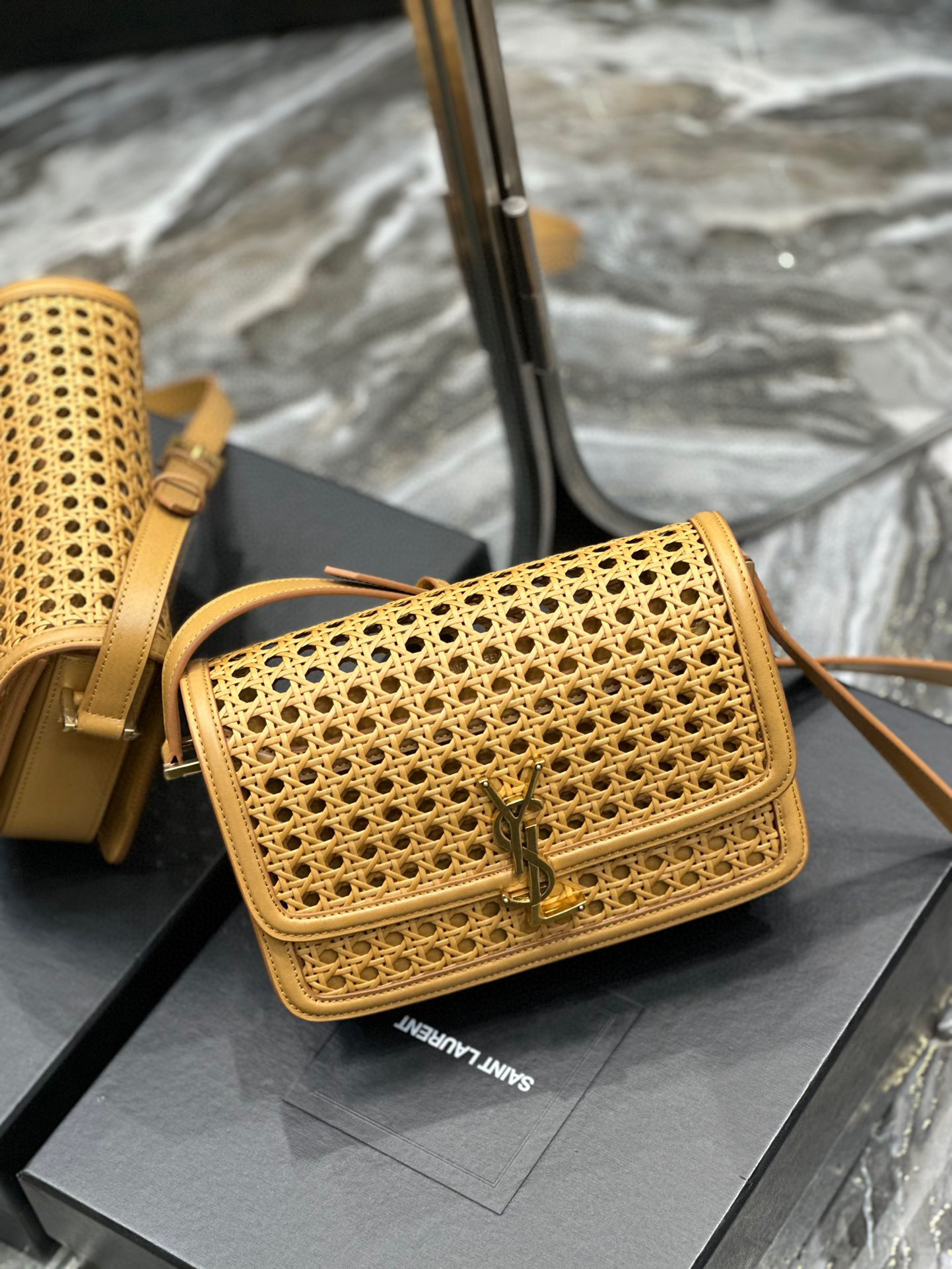 Borsa intrecciata in bambù Yves Saint Laurent Dimensioni: 23*16*6cm