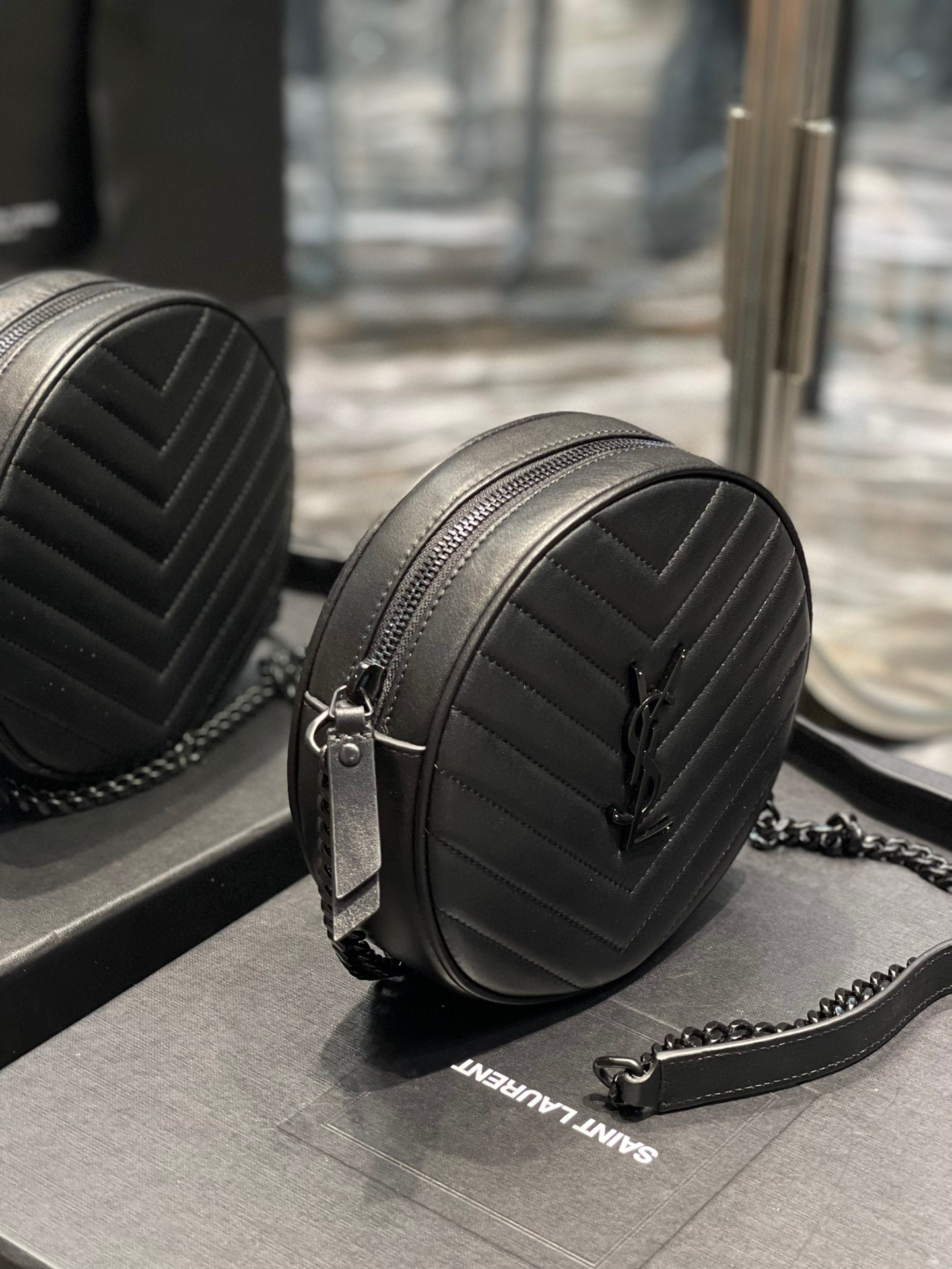 Yves Saint Laurent vinyle bag  Size：17*17*5.5cm