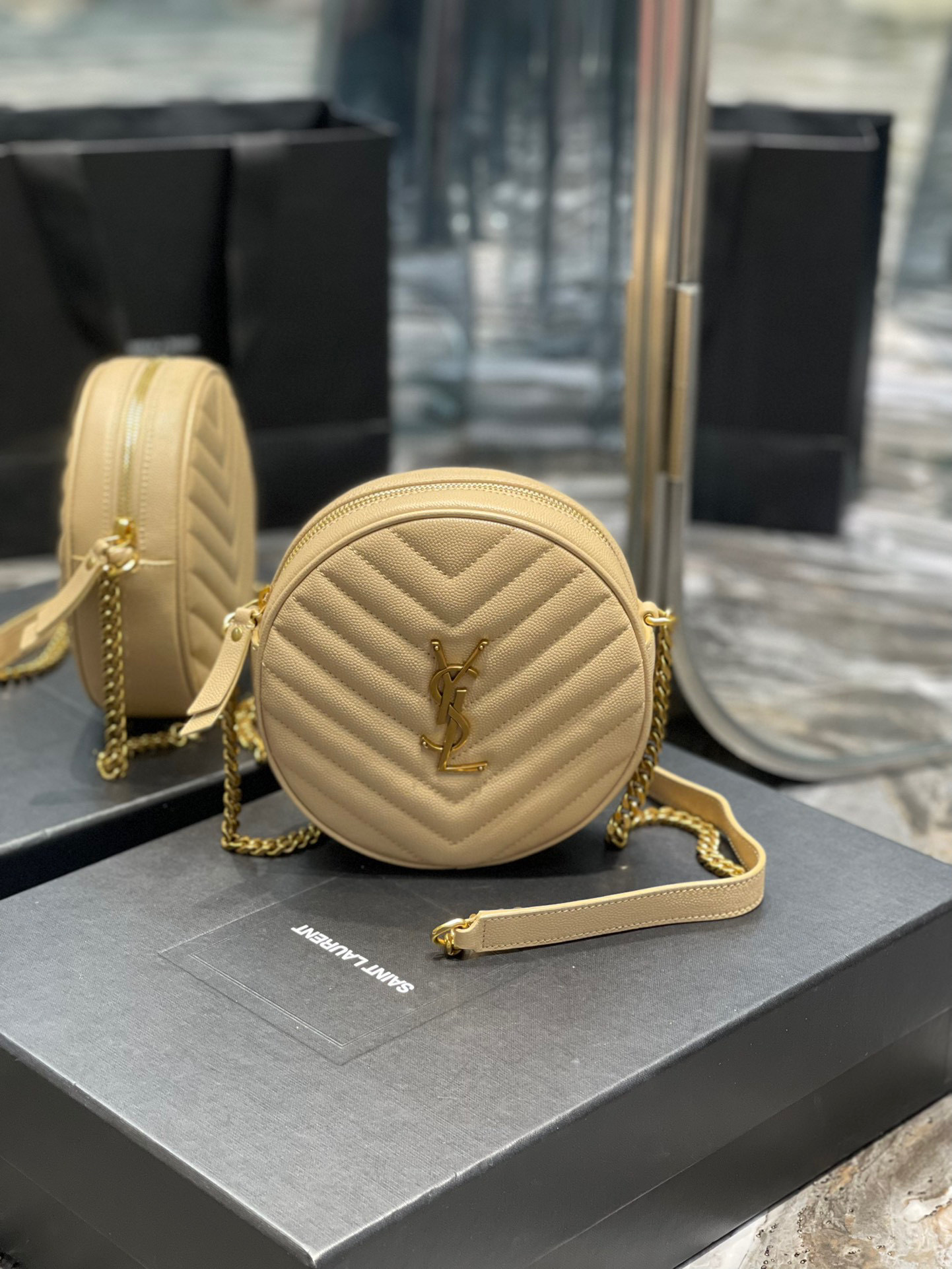 Yves Saint Laurent Vinyl-Tasche Größe: 17 * 17 * 5,5 cm