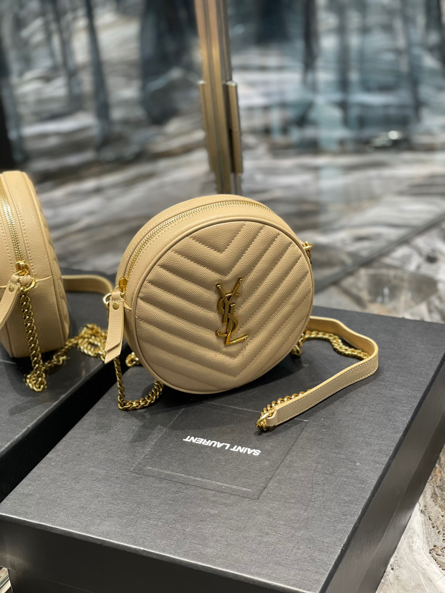Yves Saint Laurent Vinyl-Tasche Größe: 17 * 17 * 5,5 cm
