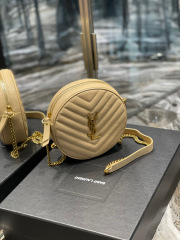 Yves Saint Laurent Vinyl-Tasche Größe: 17 * 17 * 5,5 cm