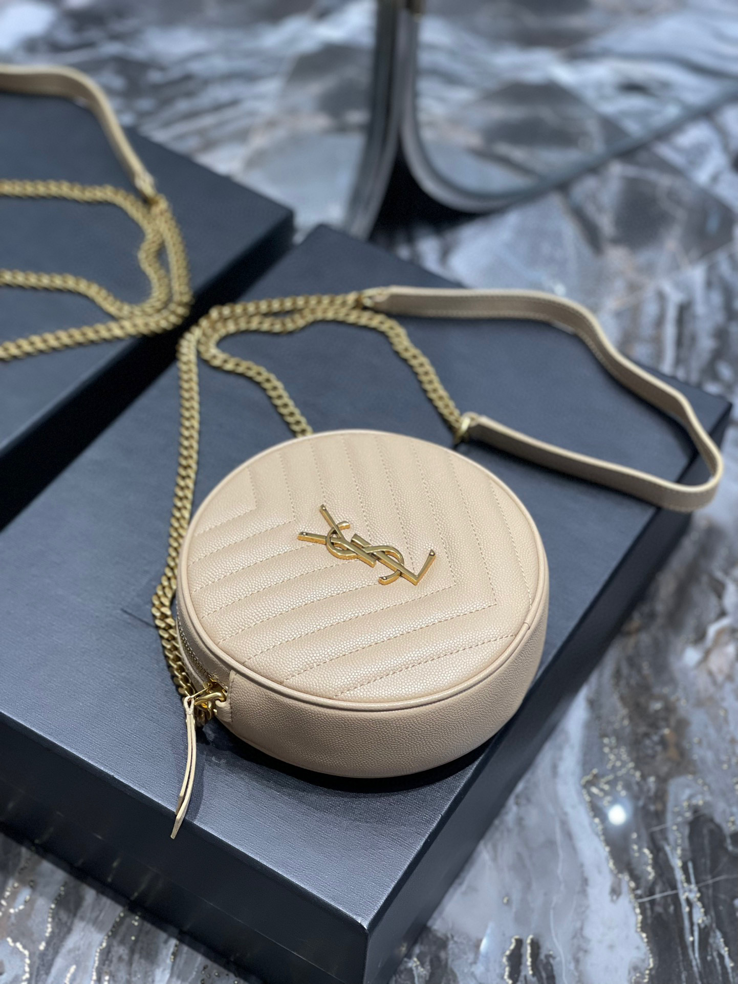 Yves Saint Laurent Vinyl-Tasche Größe: 17 * 17 * 5,5 cm