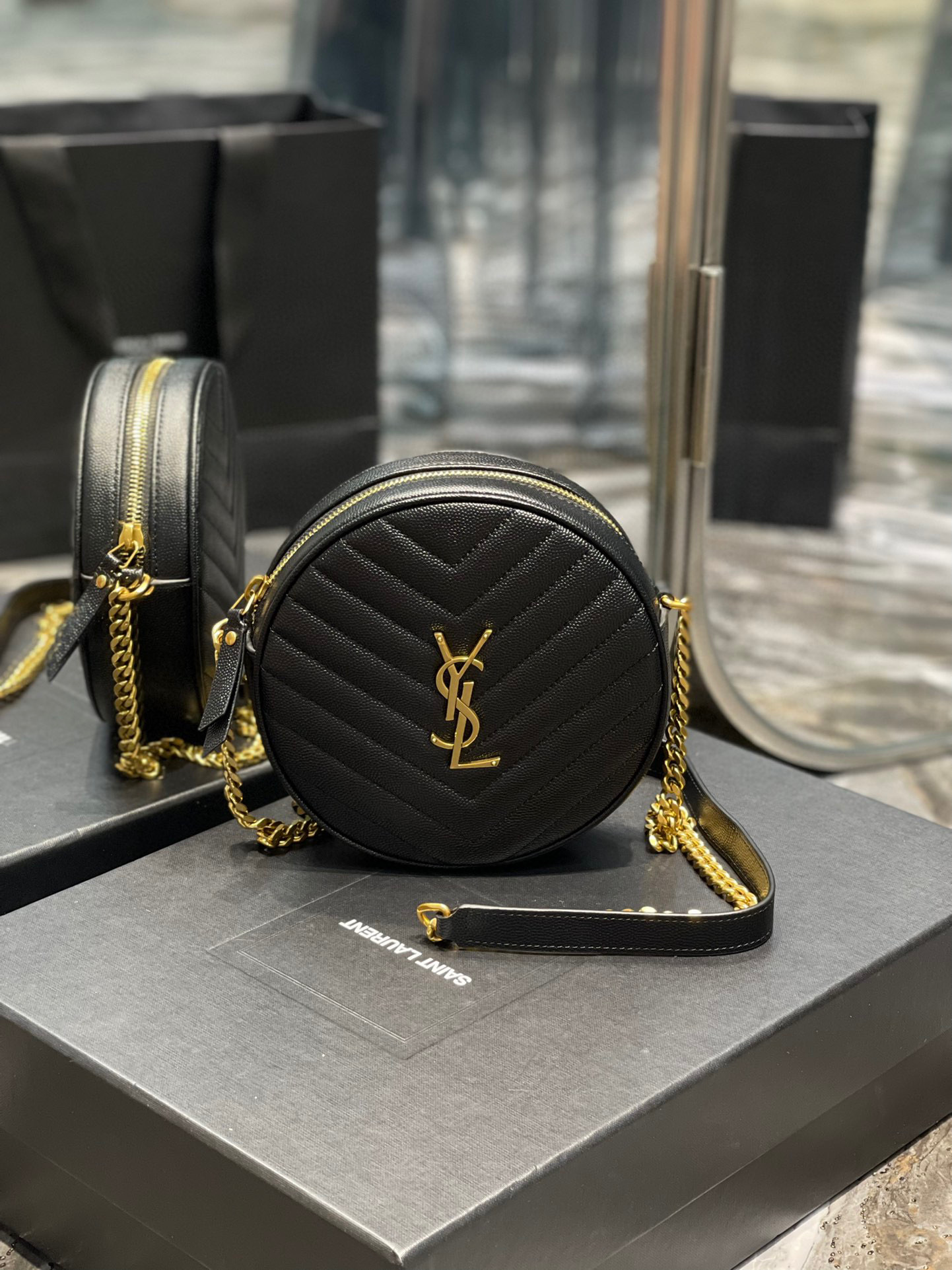 Yves Saint Laurent Vinyl-Tasche Größe: 17 * 17 * 5,5 cm