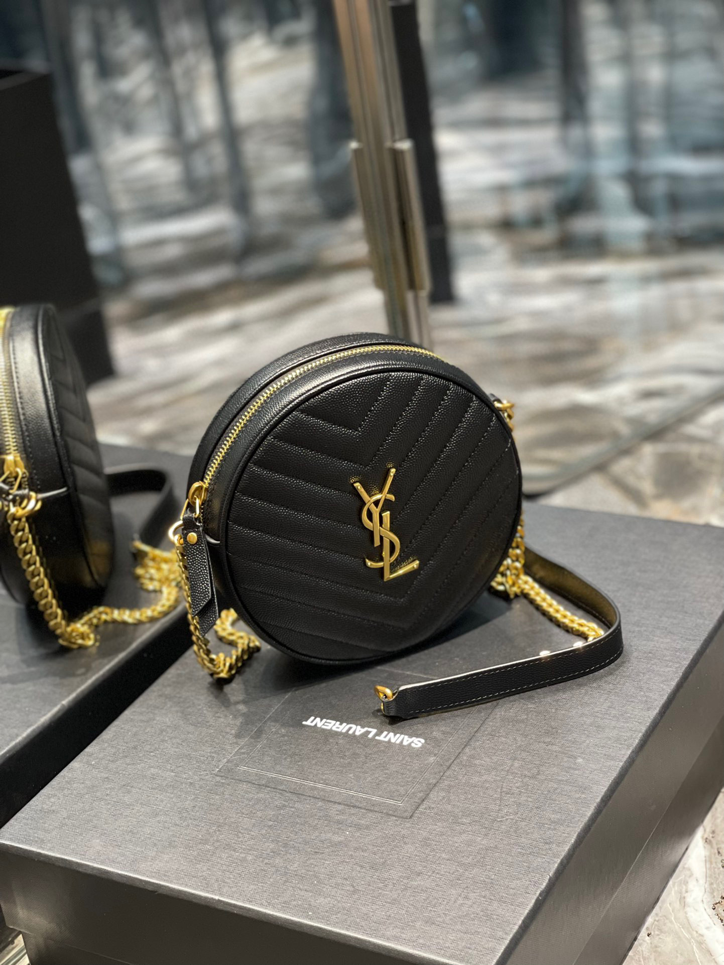 Yves Saint Laurent Vinyl-Tasche Größe: 17 * 17 * 5,5 cm