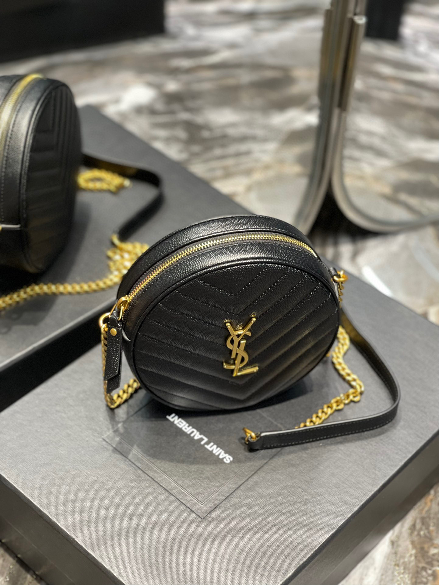 Yves Saint Laurent Vinyl-Tasche Größe: 17 * 17 * 5,5 cm
