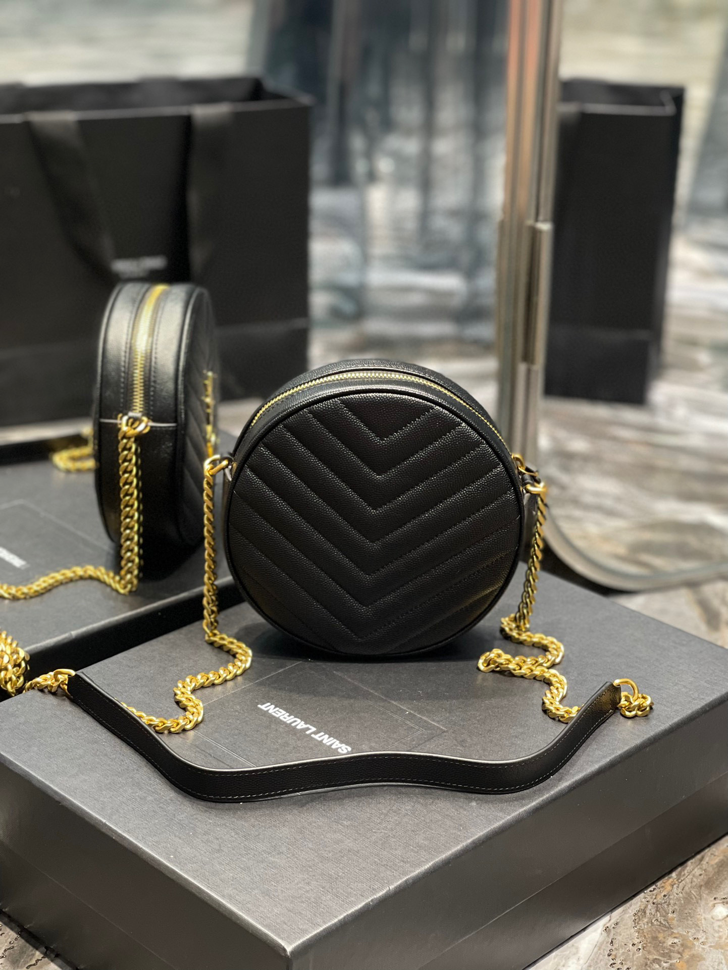 Yves Saint Laurent Vinyl-Tasche Größe: 17 * 17 * 5,5 cm