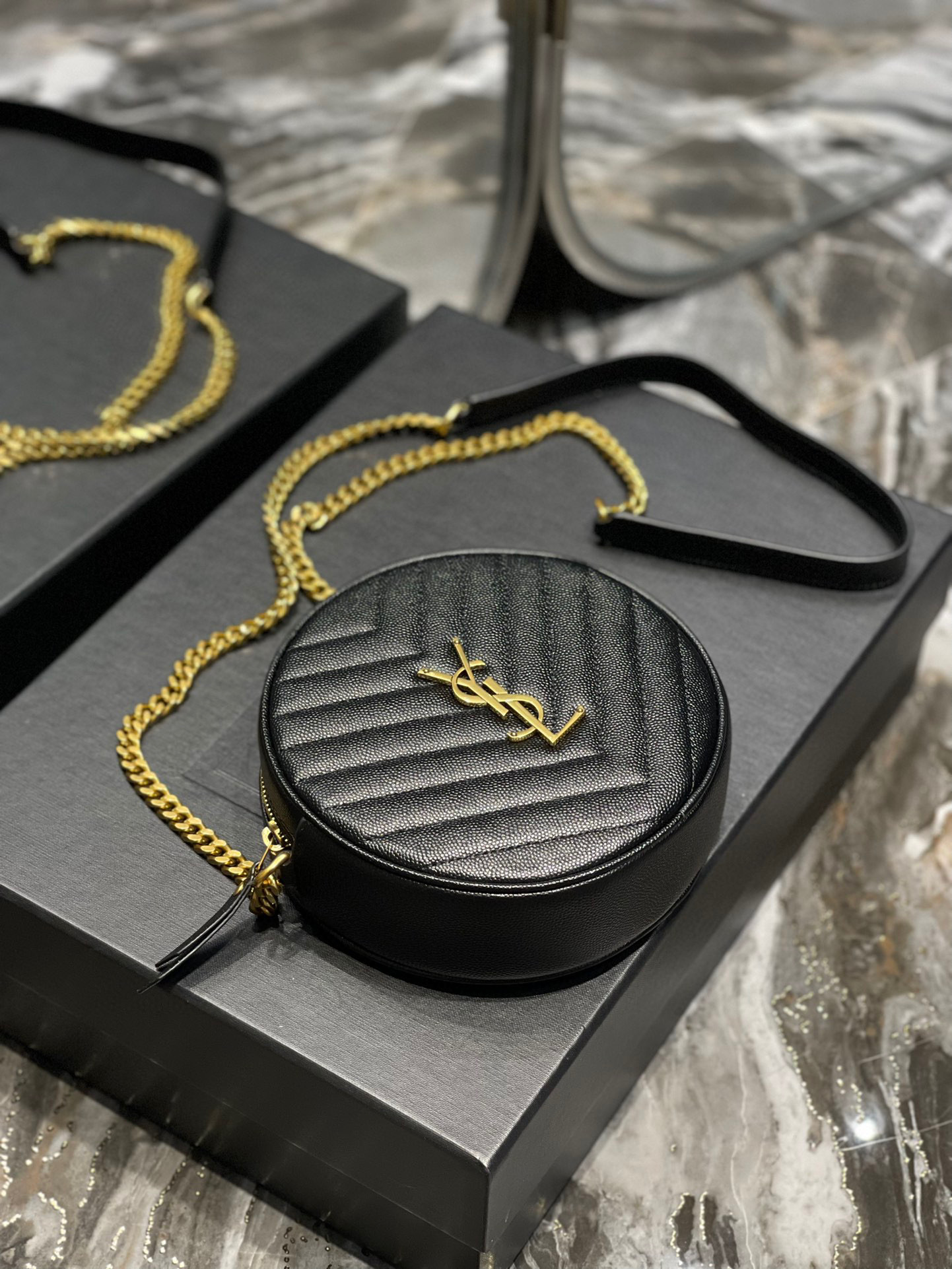 Yves Saint Laurent Vinyl-Tasche Größe: 17 * 17 * 5,5 cm