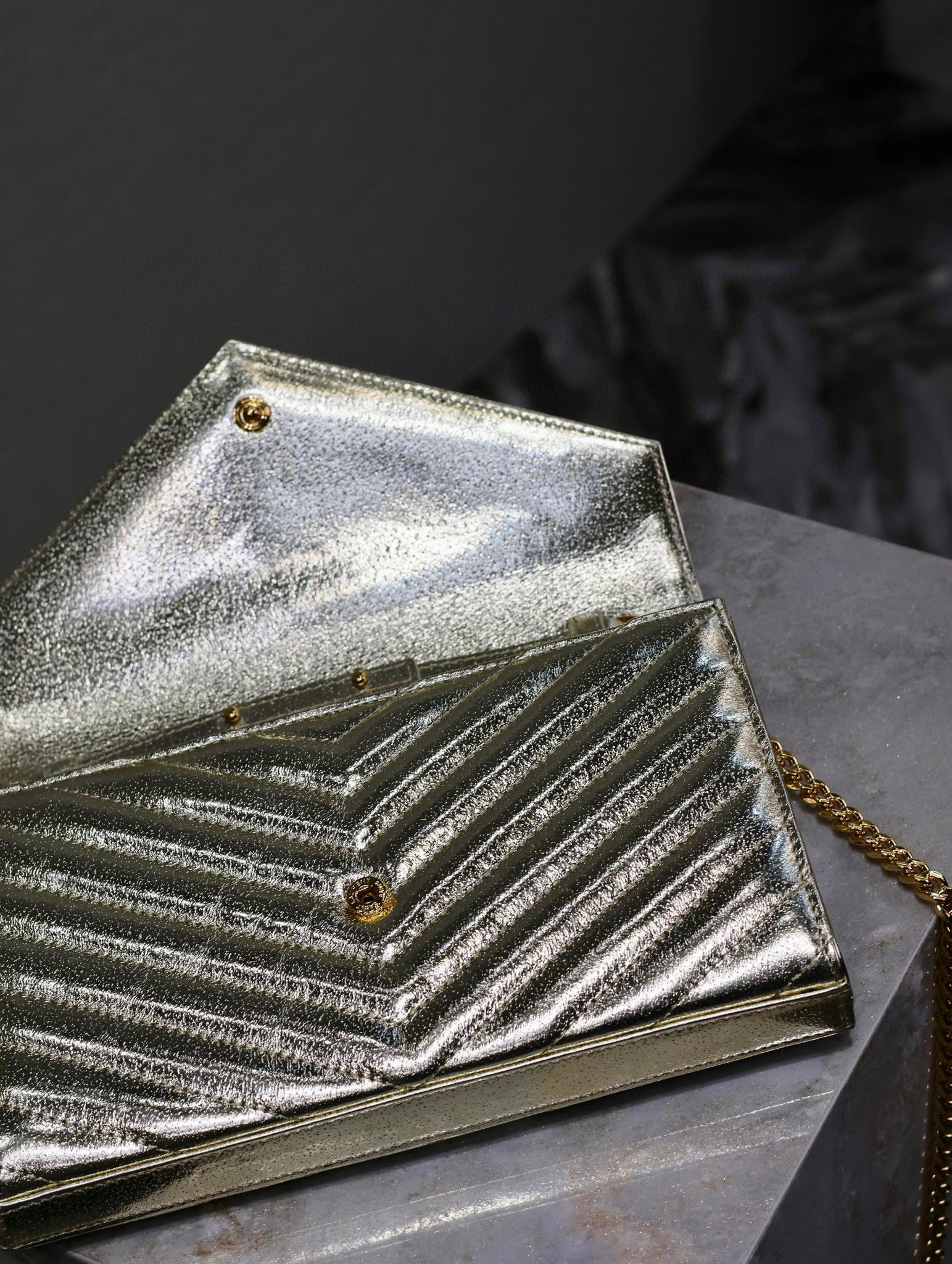 Borsa a busta Yves Saint Laurent Dimensioni: 22,5*14*4cm