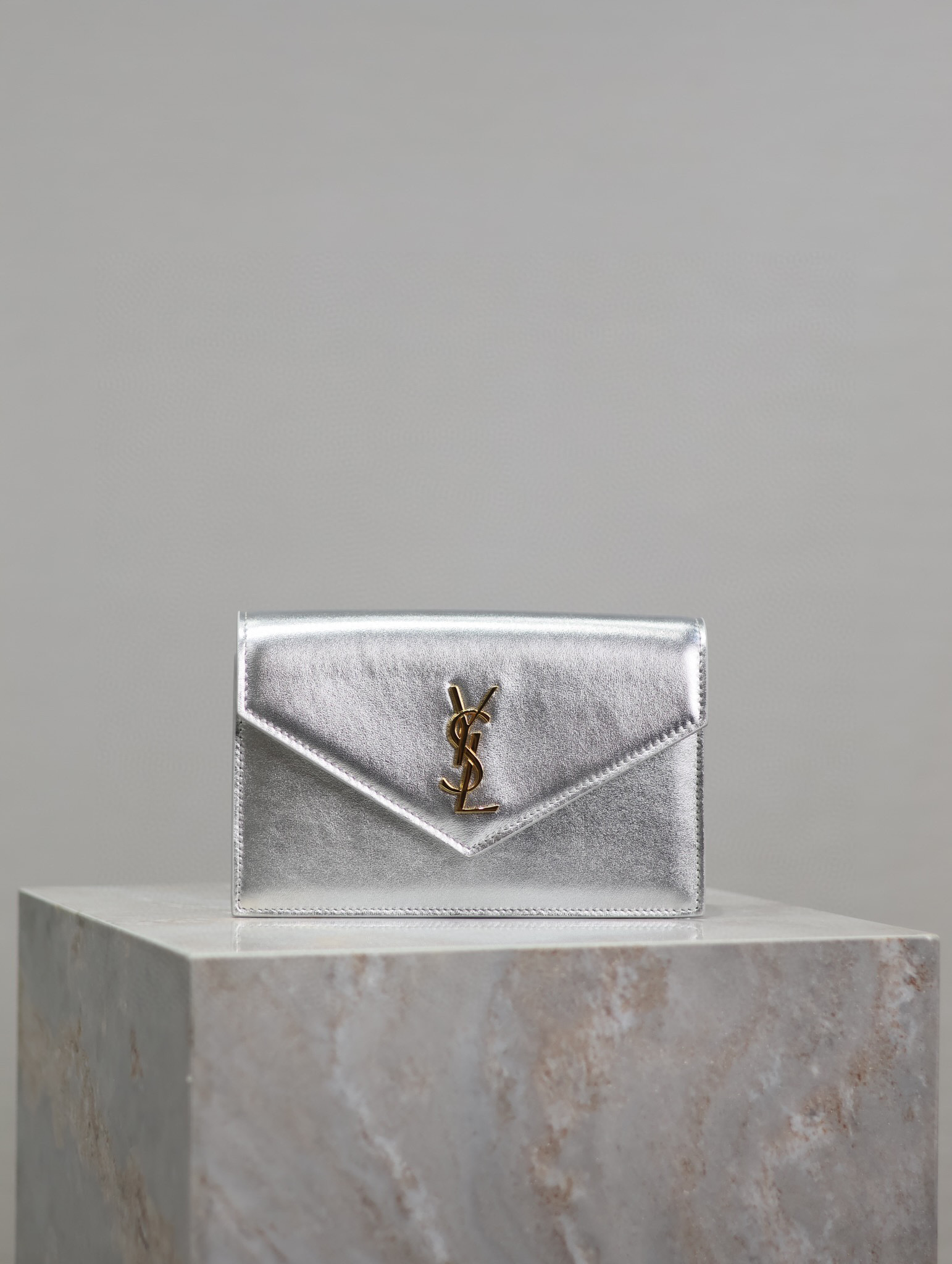 Yves Saint Laurent Umschlagtasche Größe: 22,5 x 14 x 4 cm