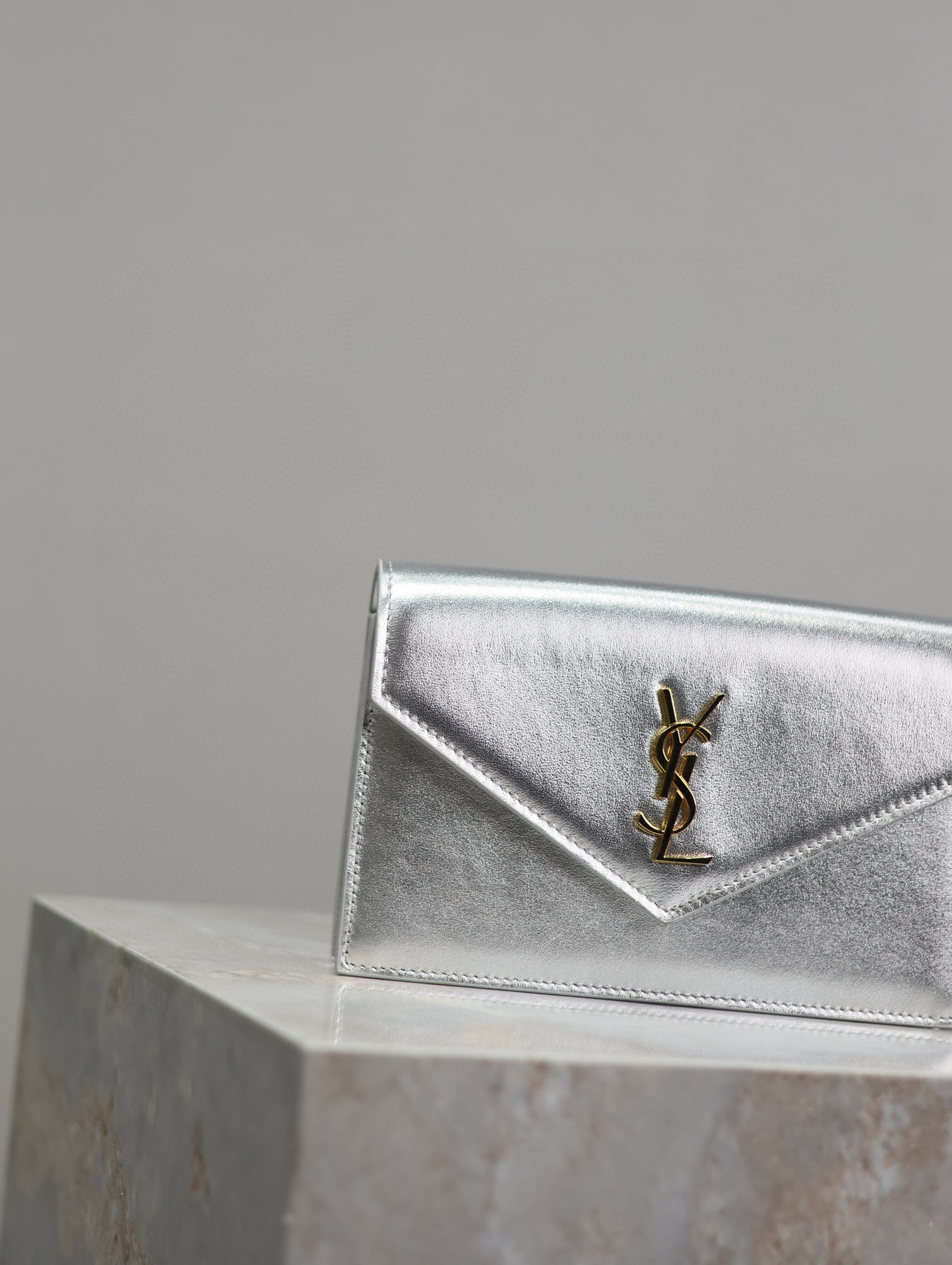 Yves Saint Laurent Umschlagtasche Größe: 22,5 x 14 x 4 cm