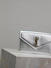 Yves Saint Laurent Umschlagtasche Größe: 22,5 x 14 x 4 cm