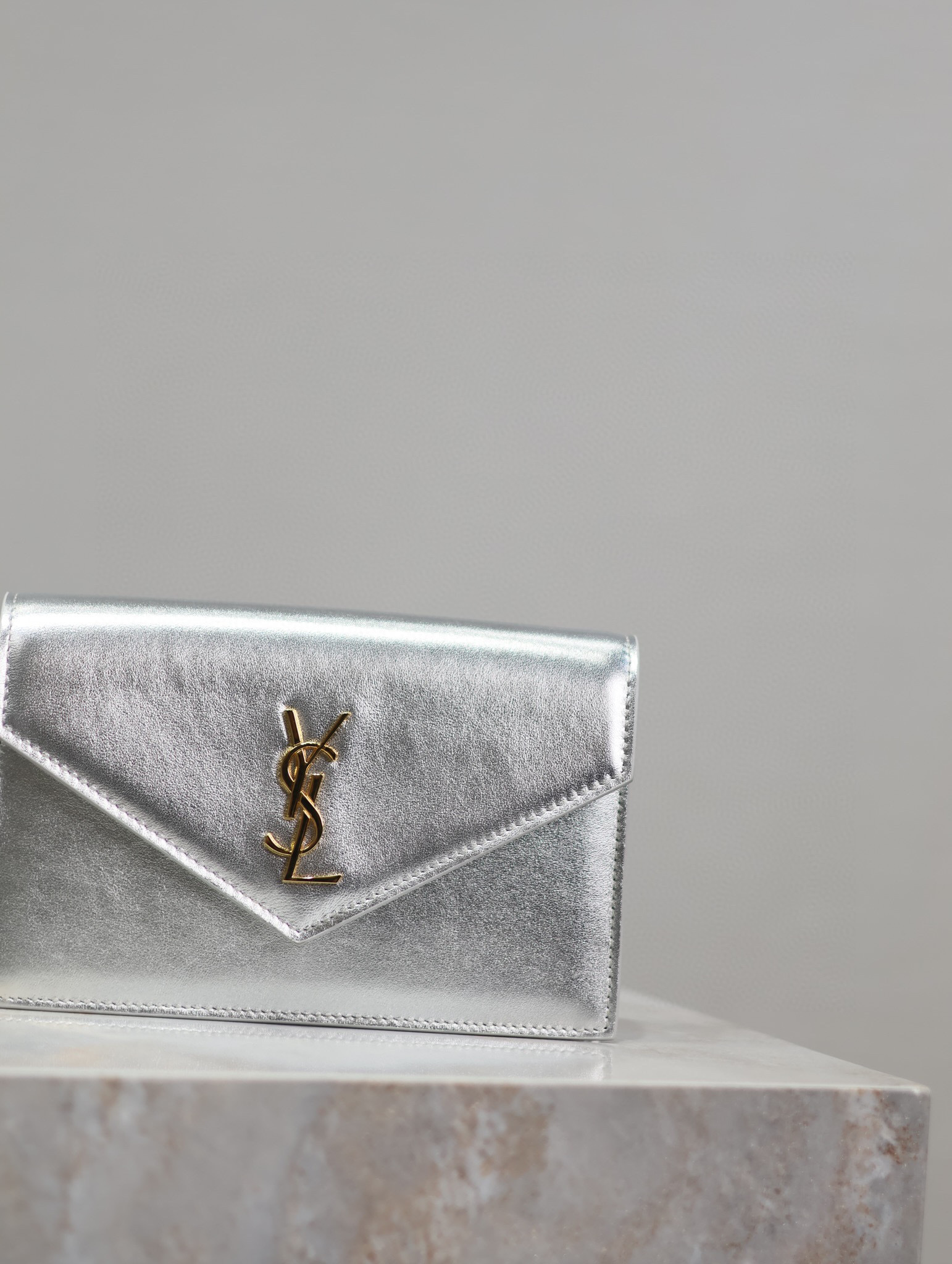 Yves Saint Laurent Umschlagtasche Größe: 22,5 x 14 x 4 cm